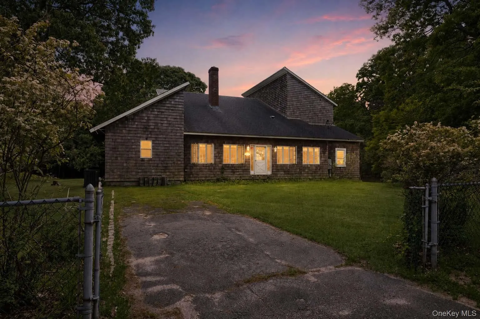 Twilight summer / front of house Twilight summer / front of house
