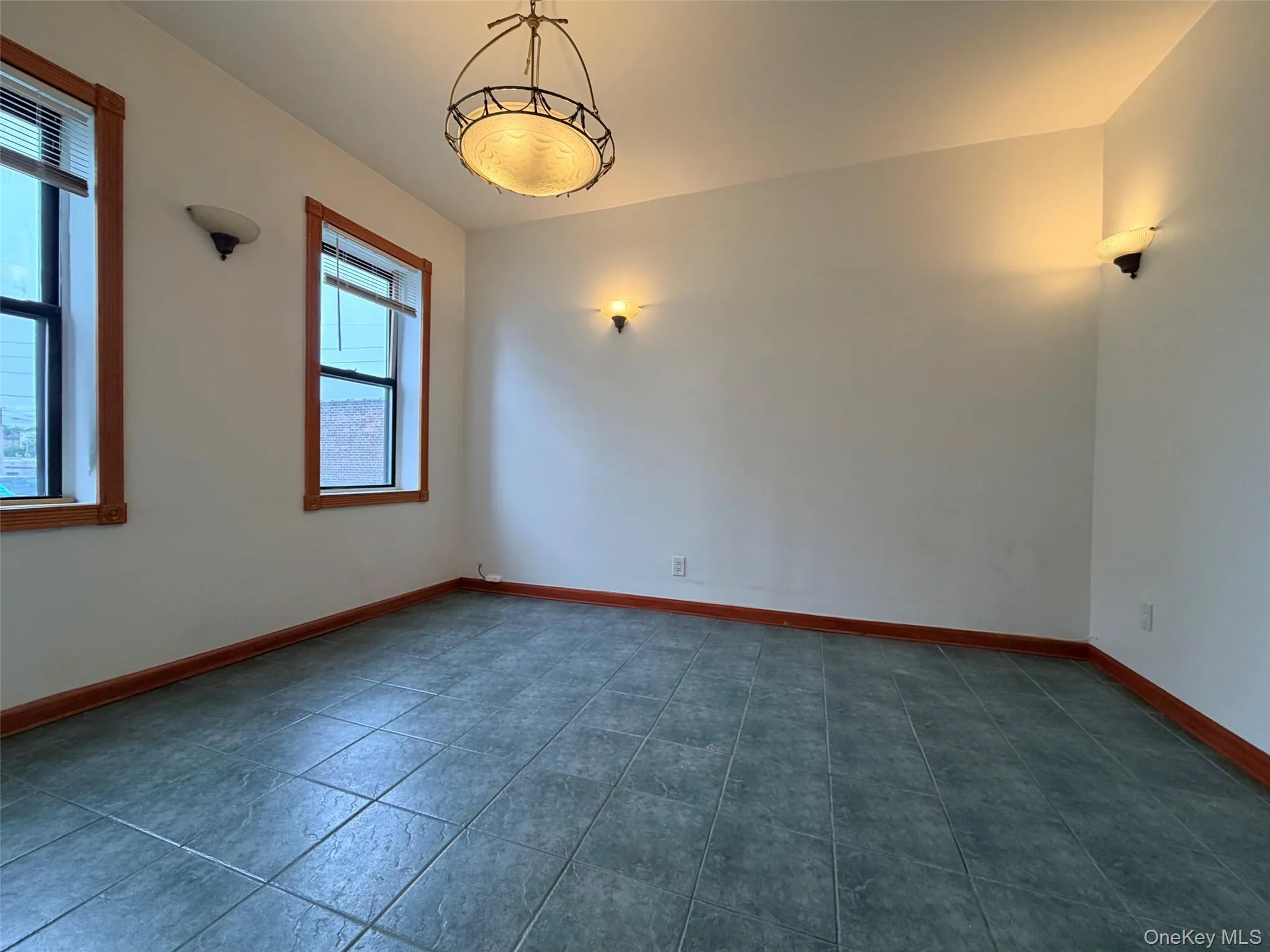 90 Main Street, North Hempstead, NY, 2 Bedrooms Bedrooms, 5 Rooms Rooms,1 BathroomBathrooms,Residential Lease,For Rent,Main,0,KEY1000833 90 Main Street, North Hempstead, NY, 2 Bedrooms Bedrooms, 5 Rooms Rooms,1 BathroomBathrooms,Residential Lease,For Rent,Main,0,KEY1000833