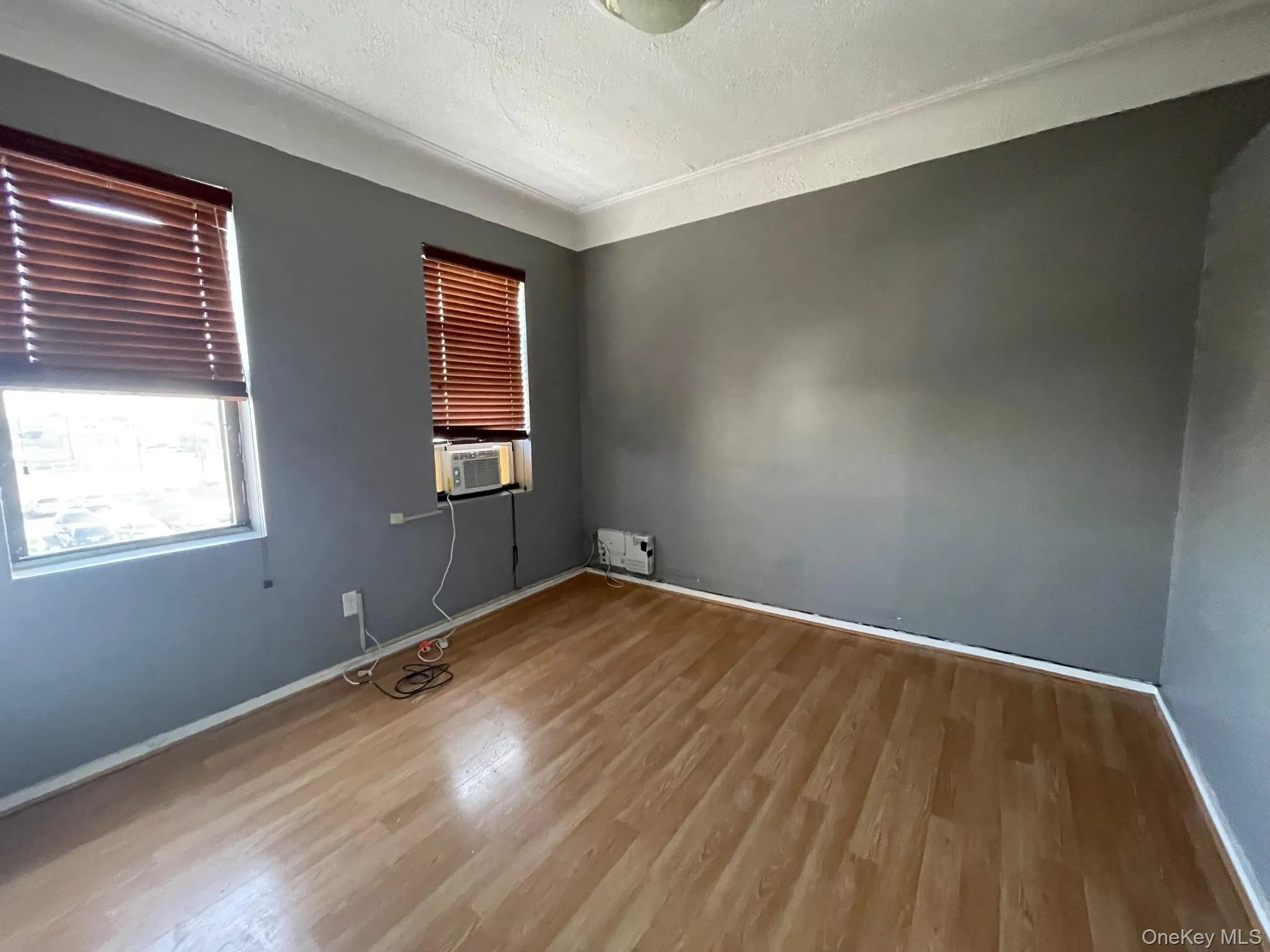 Large Bedroom w. Two Large Windows Large Bedroom w. Two Large Windows