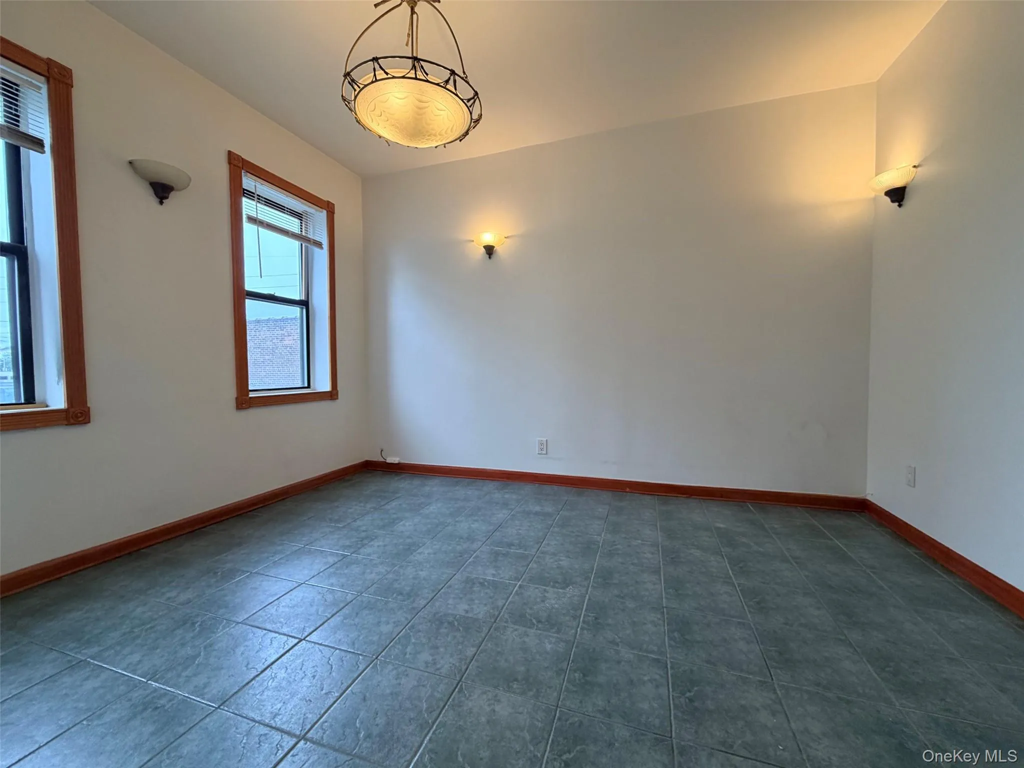 Large Bedroom With 2 Large Windows Large Bedroom With 2 Large Windows