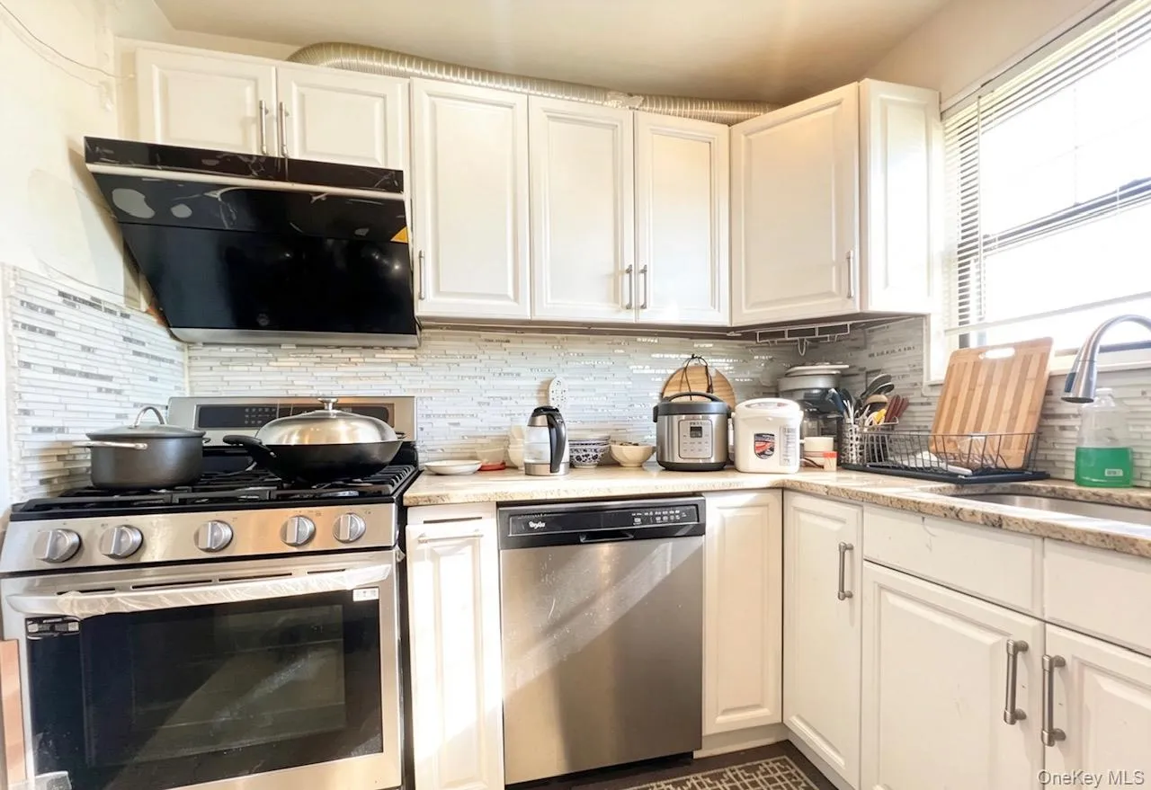6946 138TH STREET, New York, NY, 1 Bedroom Bedrooms, 4 Rooms Rooms,1 BathroomBathrooms,Residential Sale,For Rent,138TH STREET,0,1000868 6946 138TH STREET, New York, NY, 1 Bedroom Bedrooms, 4 Rooms Rooms,1 BathroomBathrooms,Residential Sale,For Rent,138TH STREET,0,1000868
