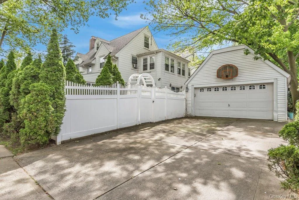 156-17 33rd Avenue, New York, NY, 3 Bedrooms Bedrooms, 9 Rooms Rooms,3 BathroomsBathrooms,Residential,For Rent,33rd,0,1000883 156-17 33rd Avenue, New York, NY, 3 Bedrooms Bedrooms, 9 Rooms Rooms,3 BathroomsBathrooms,Residential,For Rent,33rd,0,1000883