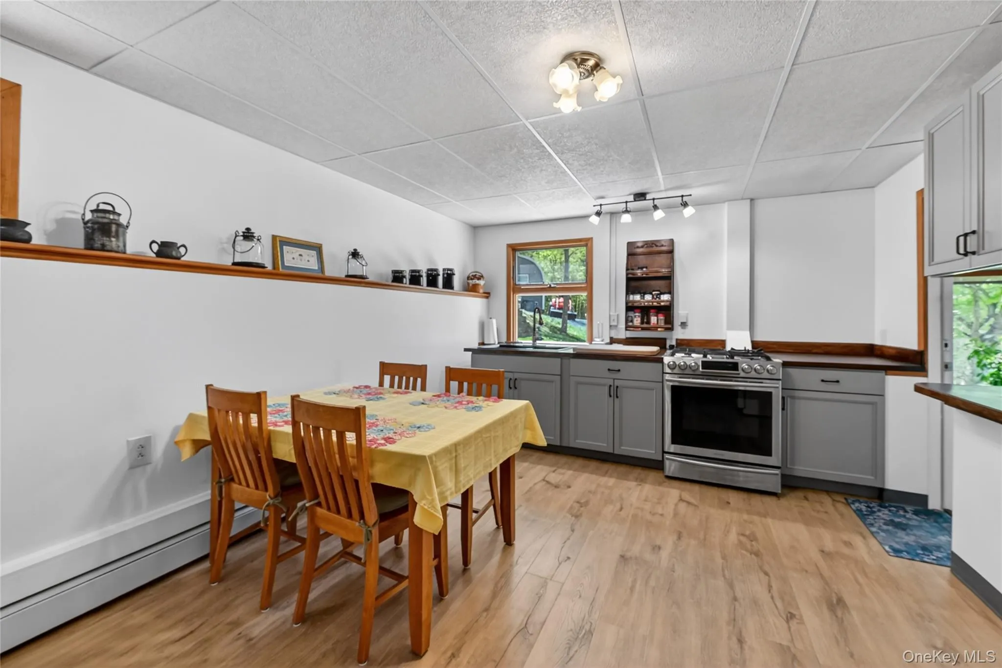 Newly updated eat-in-kitchen w/new appliances Newly updated eat-in-kitchen w/new appliances