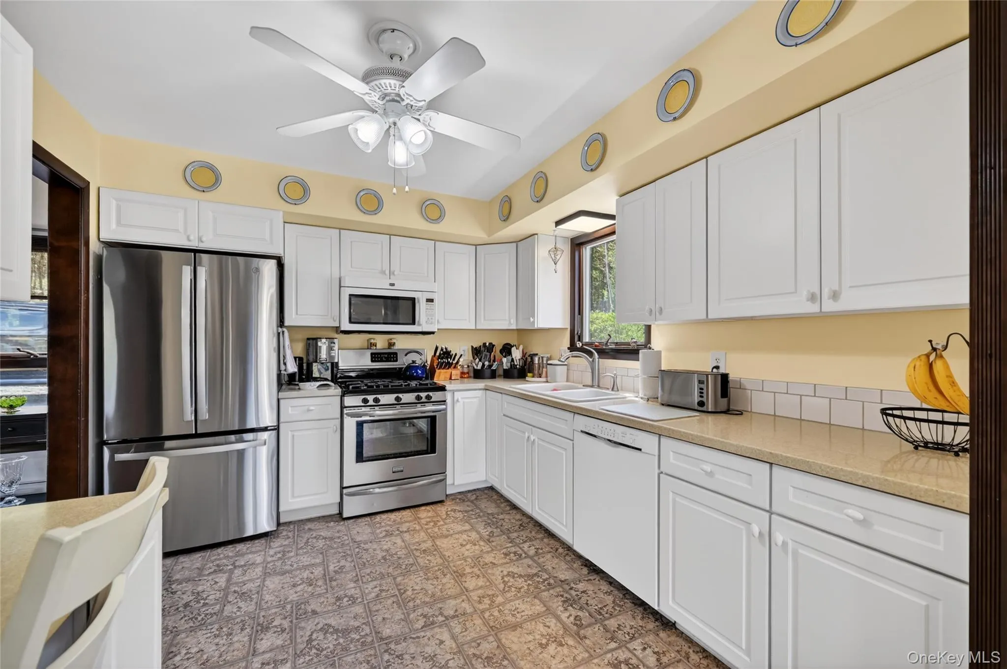 Features Stainless appliances, and gas oven and stove. Features Stainless appliances, and gas oven and stove.