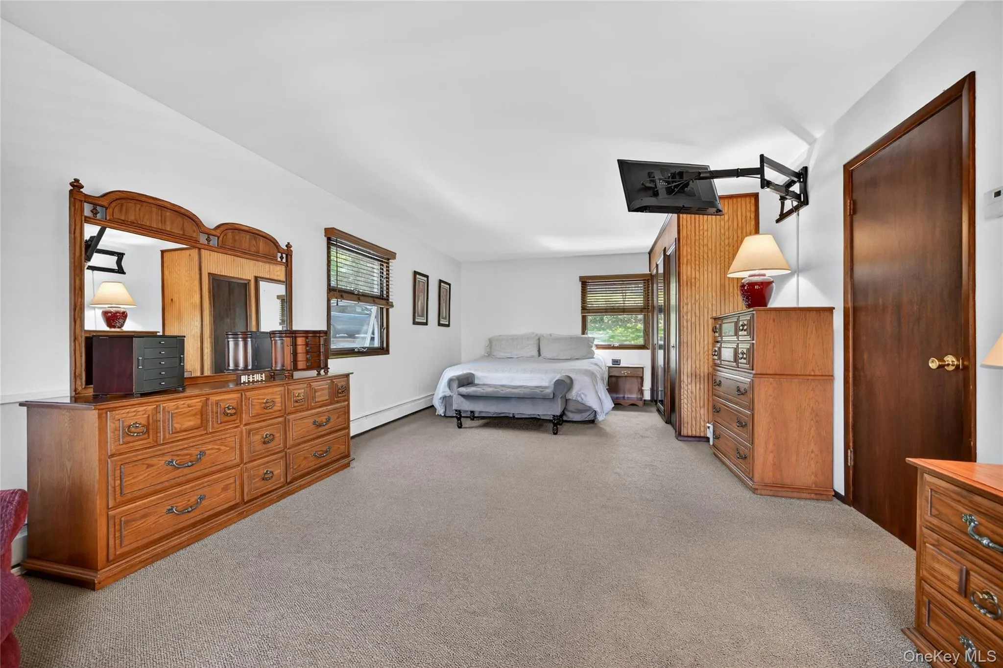 Huge bedroom! Huge bedroom!