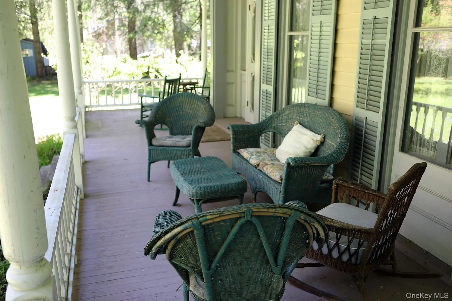 Covered wrap around front porch Covered wrap around front porch