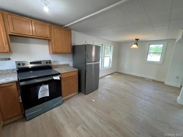 Kitchen and dining area... Kitchen and dining area...