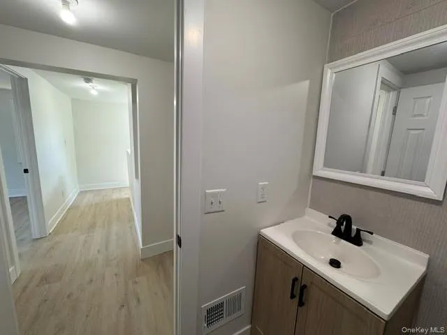 Bathroom #2 with view of the hallway... Bathroom #2 with view of the hallway...