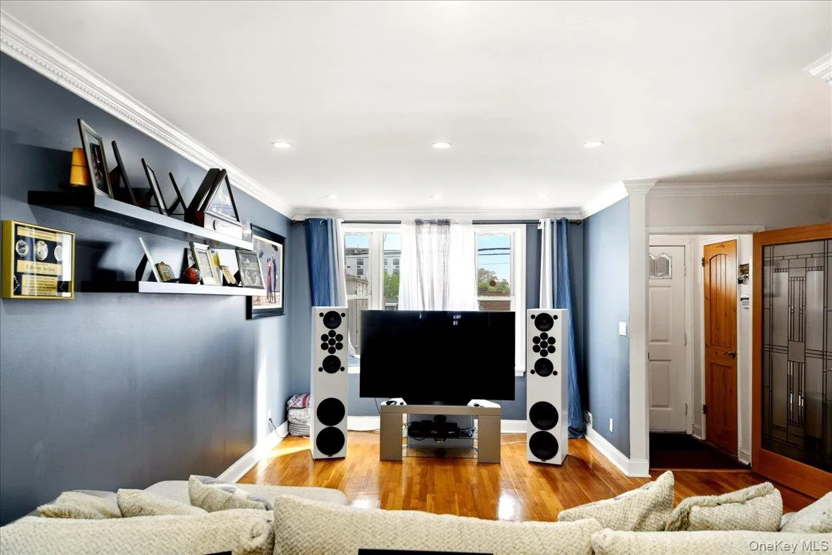 Spacious Living Room Spacious Living Room