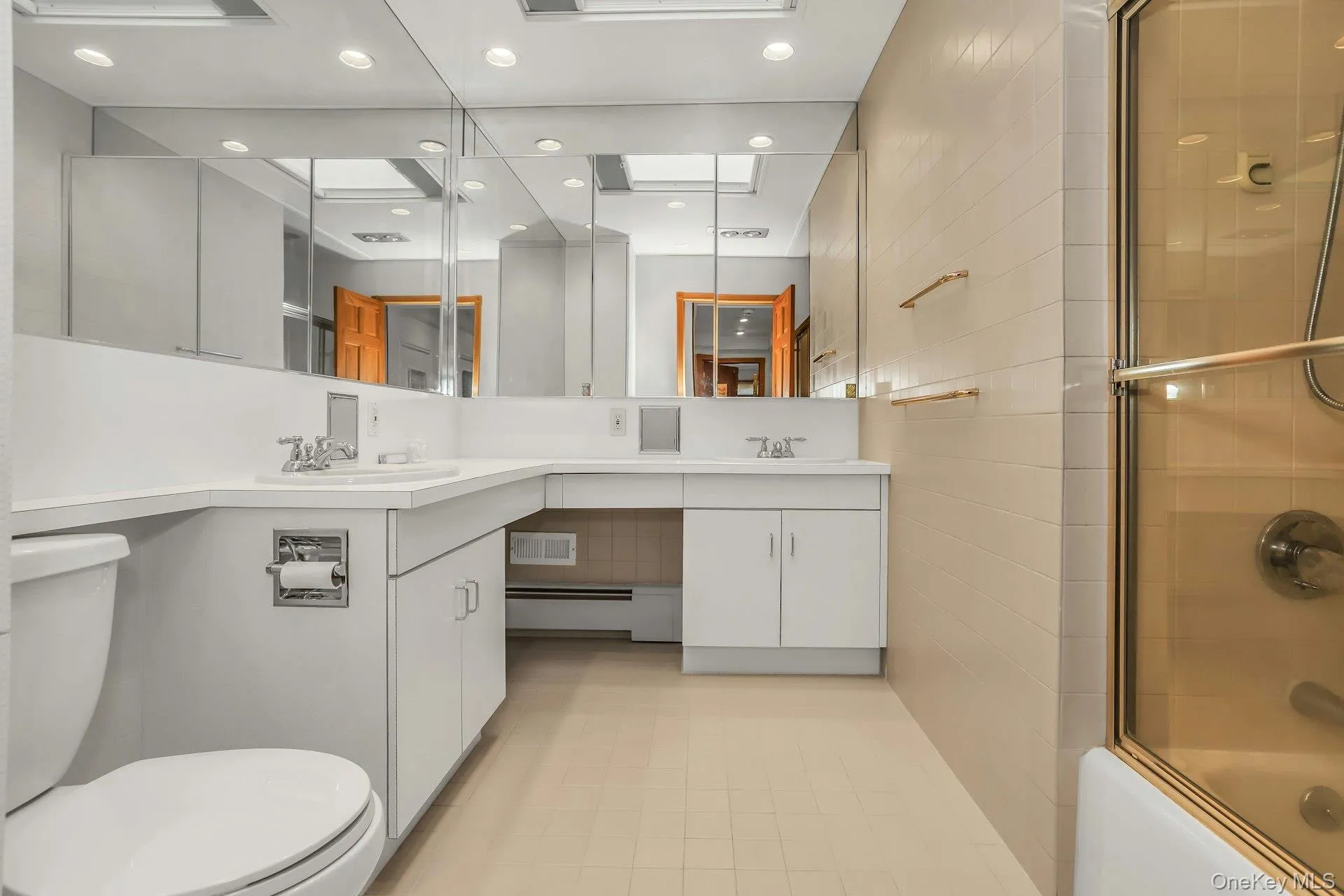 Full bathroom upper level Full bathroom upper level