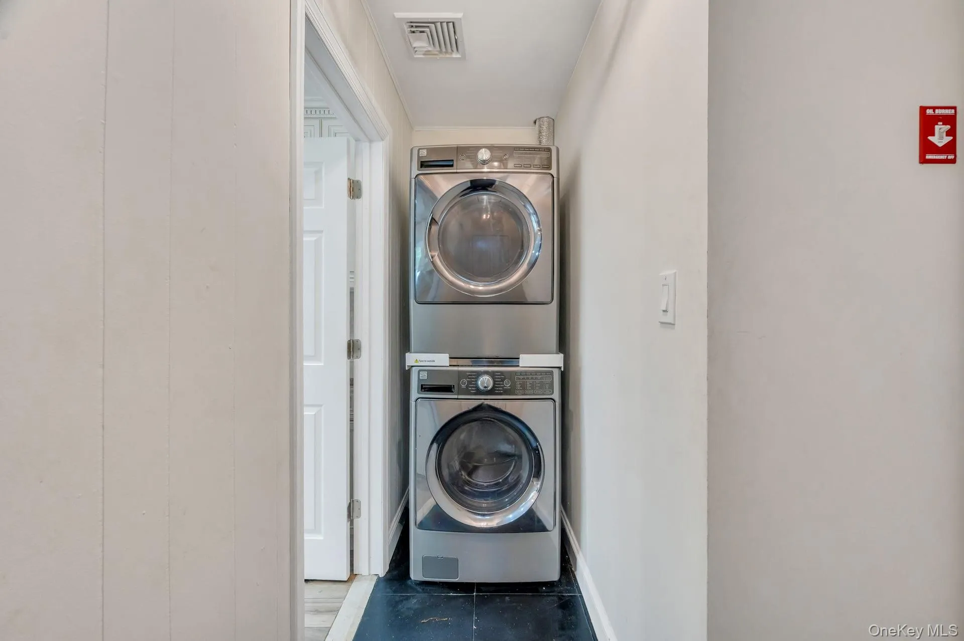 4 Hale Lane, Brookhaven, NY, 5 Bedrooms Bedrooms, 10 Rooms Rooms,3 BathroomsBathrooms,Residential,For Rent,Hale,0,1001061 4 Hale Lane, Brookhaven, NY, 5 Bedrooms Bedrooms, 10 Rooms Rooms,3 BathroomsBathrooms,Residential,For Rent,Hale,0,1001061