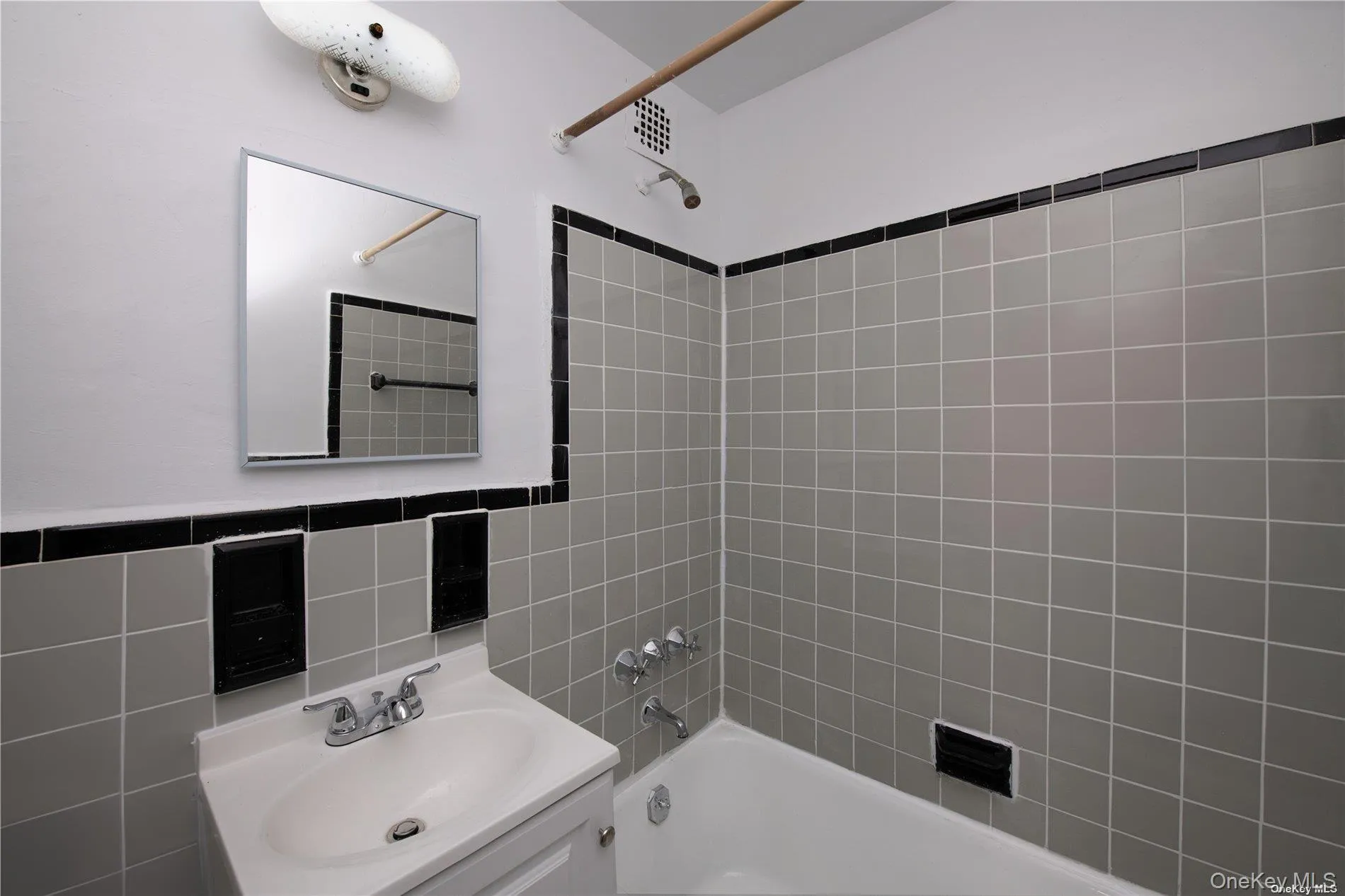 94-30 58 Avenue, New York, NY, 3 Rooms Rooms,1 BathroomBathrooms,Residential Lease,For Rent,58,0,1001080 94-30 58 Avenue, New York, NY, 3 Rooms Rooms,1 BathroomBathrooms,Residential Lease,For Rent,58,0,1001080