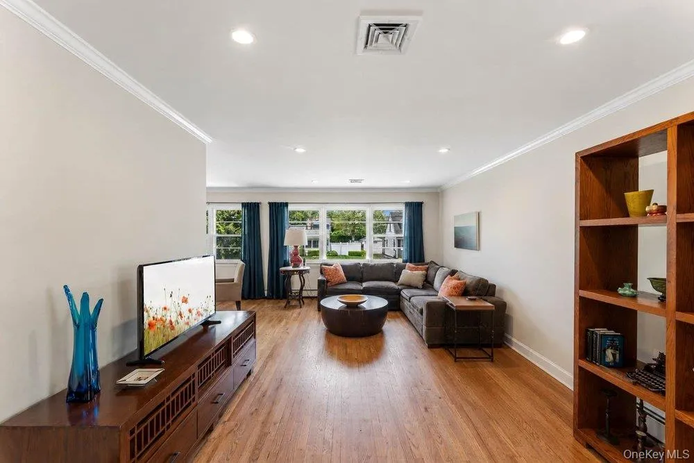 28 Satinwood Road, Oyster Bay, NY, 4 Bedrooms Bedrooms, 9 Rooms Rooms,2 BathroomsBathrooms,Residential,For Rent,Satinwood,0,1001116 28 Satinwood Road, Oyster Bay, NY, 4 Bedrooms Bedrooms, 9 Rooms Rooms,2 BathroomsBathrooms,Residential,For Rent,Satinwood,0,1001116