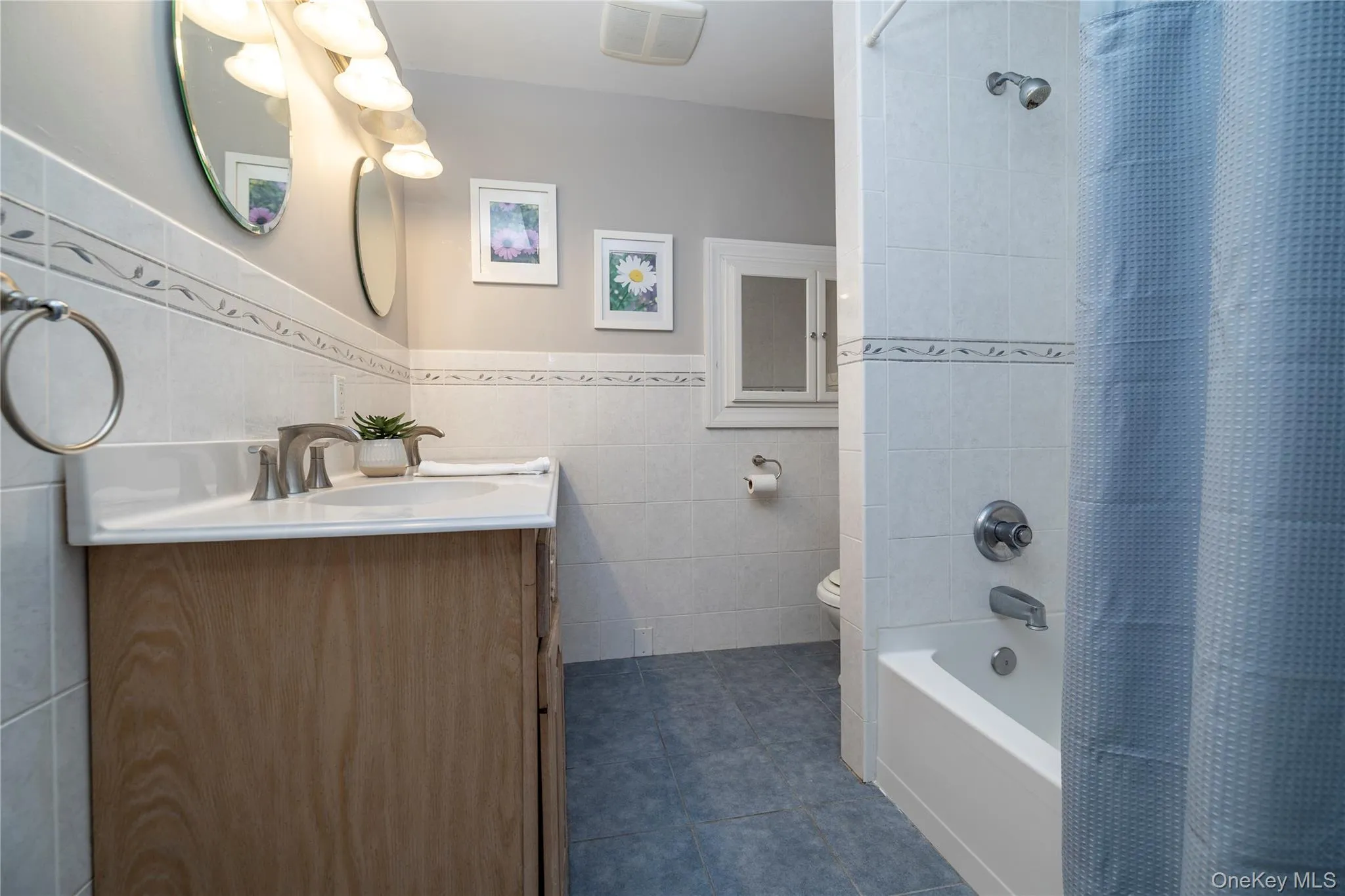 Full Bathroom on 2nd Floor Full Bathroom on 2nd Floor
