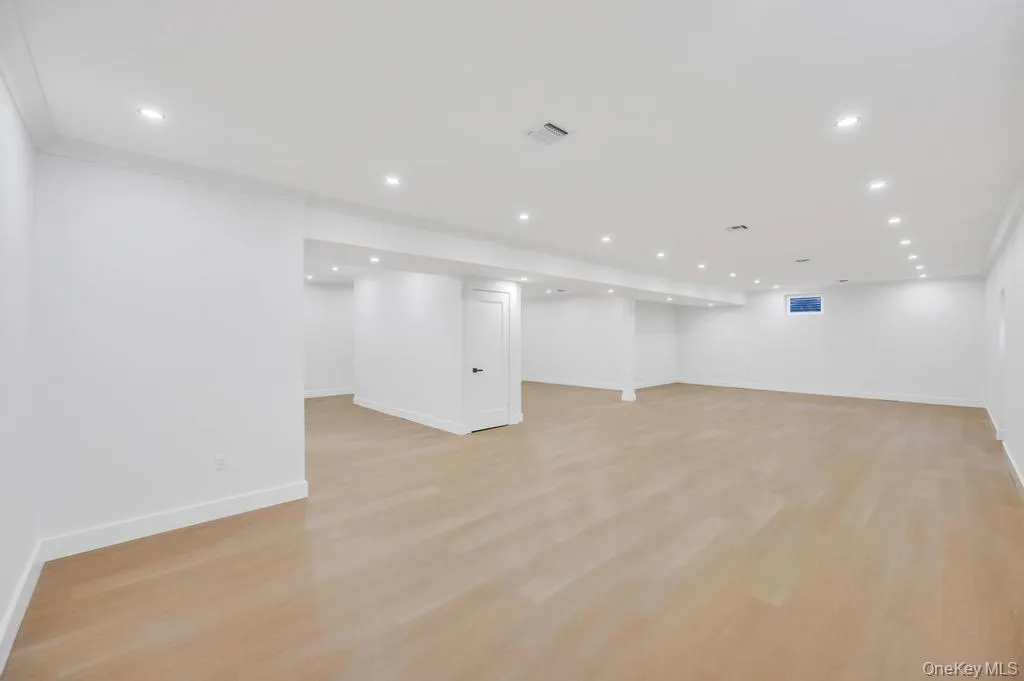 14 Eve Lane, Hempstead, NY, 5 Bedrooms Bedrooms, 12 Rooms Rooms,5 BathroomsBathrooms,Residential,For Rent,Eve,0,1001122 14 Eve Lane, Hempstead, NY, 5 Bedrooms Bedrooms, 12 Rooms Rooms,5 BathroomsBathrooms,Residential,For Rent,Eve,0,1001122