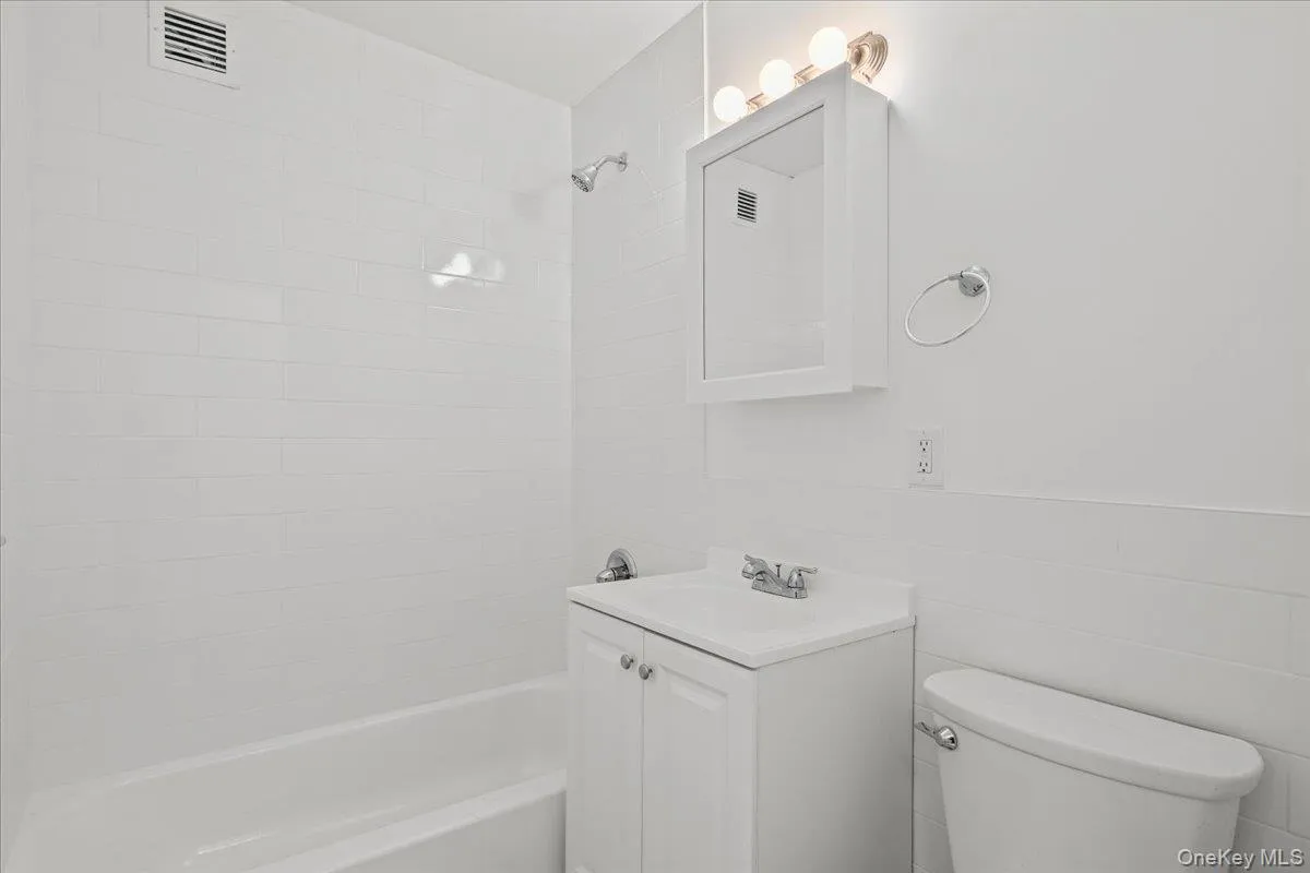 671 Bronx River Road, Yonkers, NY, 2 Bedrooms Bedrooms, 4 Rooms Rooms,1 BathroomBathrooms,Residential,For Rent,Bronx River,0,1001166 671 Bronx River Road, Yonkers, NY, 2 Bedrooms Bedrooms, 4 Rooms Rooms,1 BathroomBathrooms,Residential,For Rent,Bronx River,0,1001166