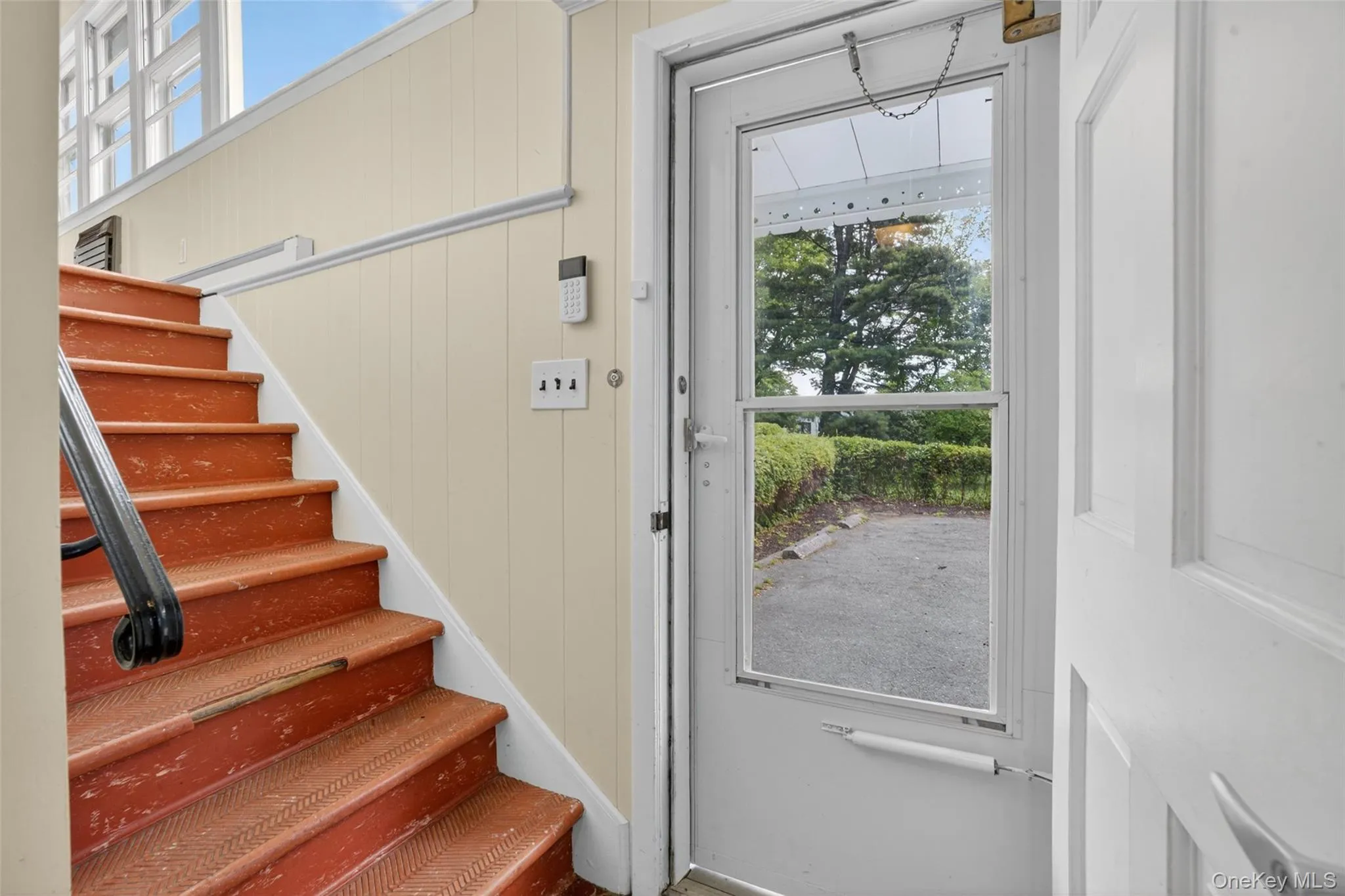 Stairs down to the exit out from the house, to extra parking and back yard Stairs down to the exit out from the house, to extra parking and back yard