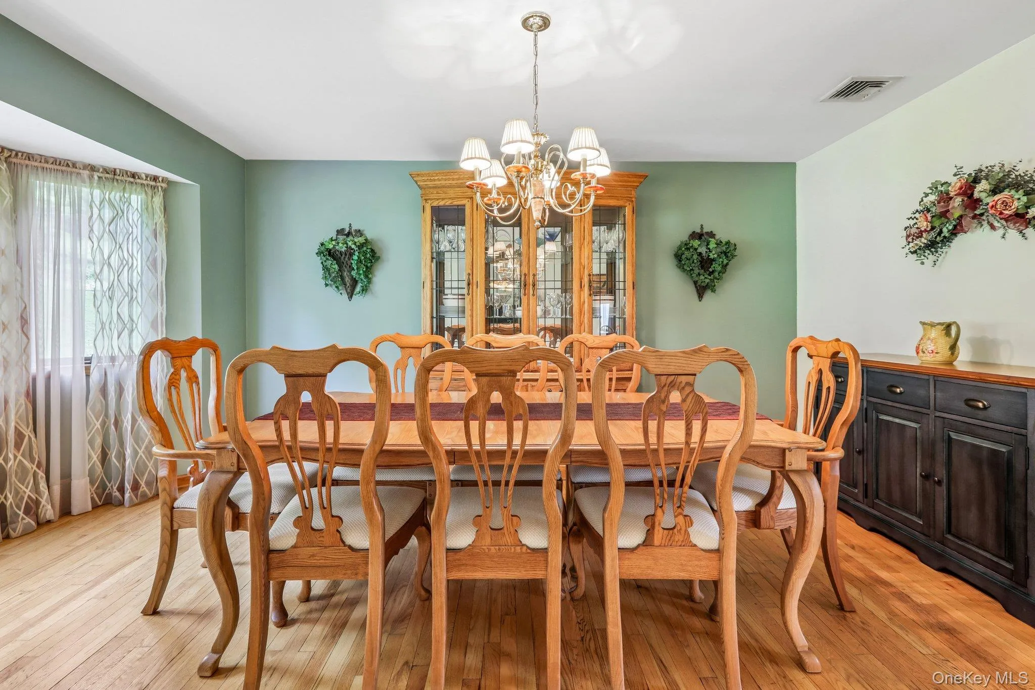 Large formal dining room. Large formal dining room.