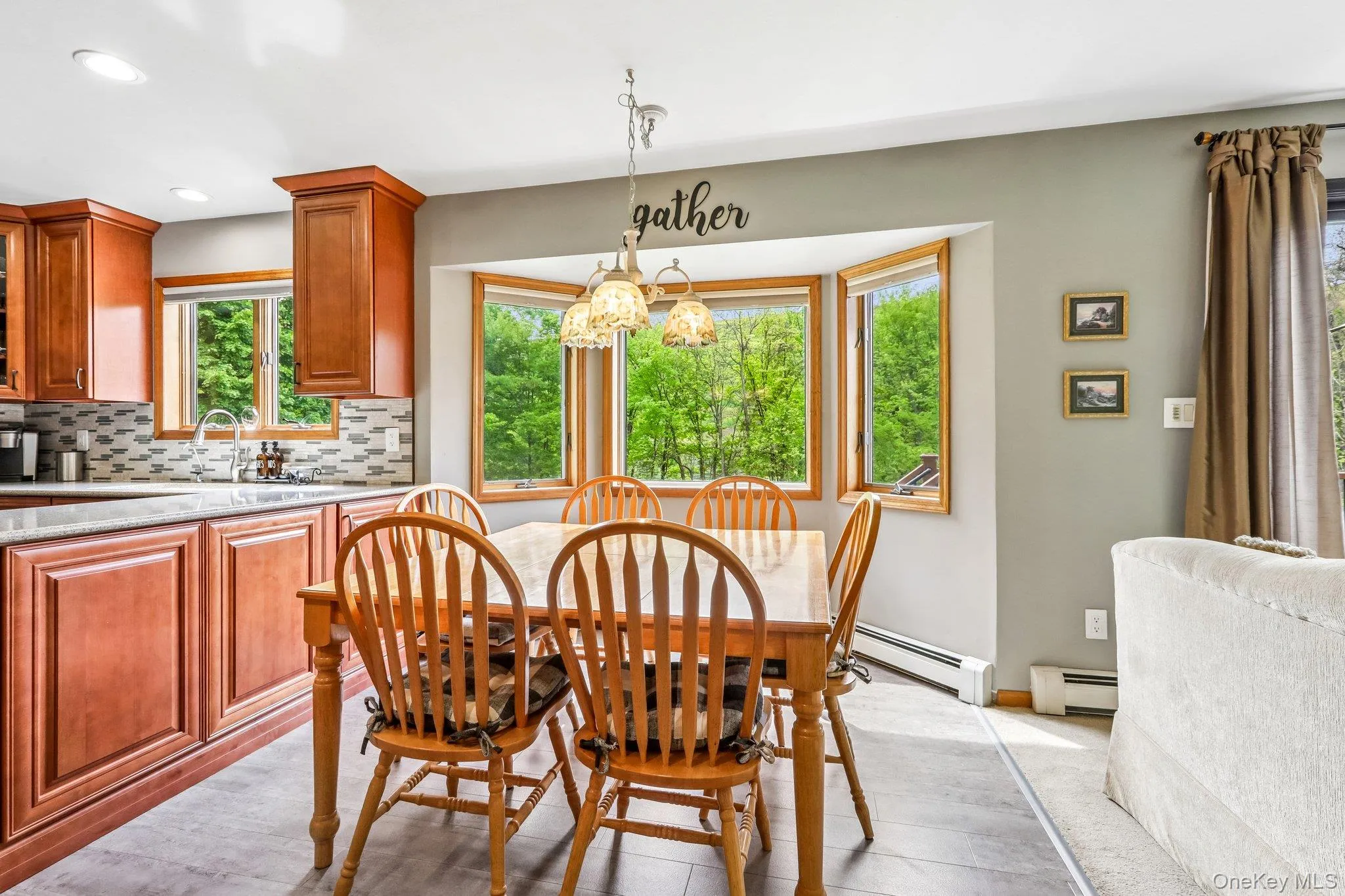 Plenty of natural light in the dining area. Plenty of natural light in the dining area.