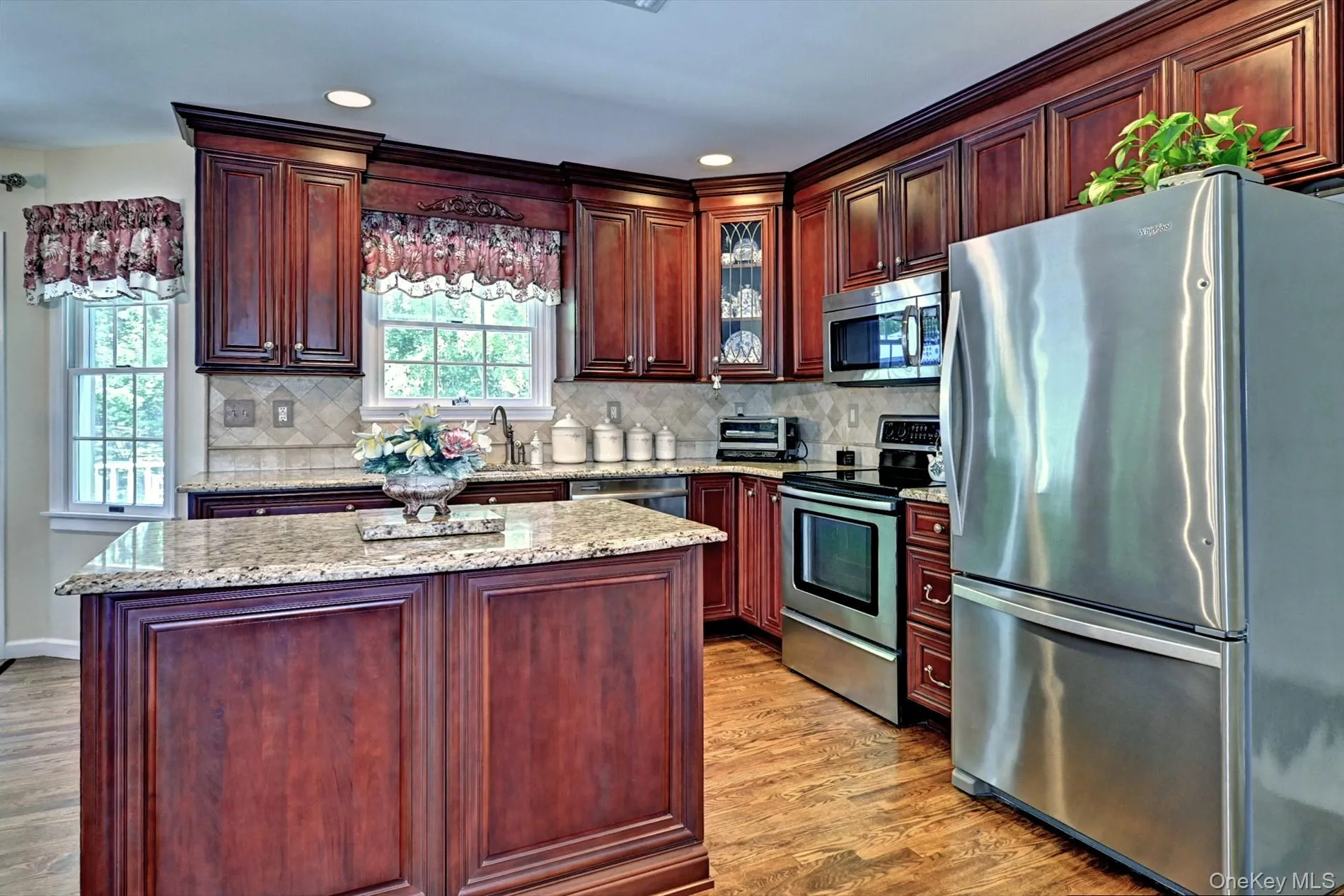 Custom Cherry Cabinets & Stainless Appliances Custom Cherry Cabinets & Stainless Appliances