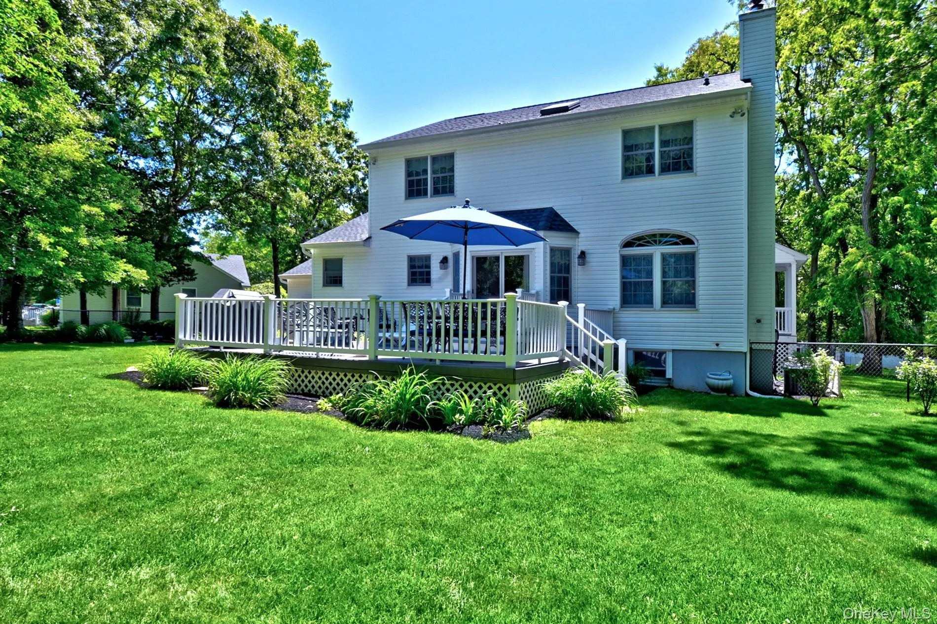 Beautifully Maintained Yard with In Ground Sprinklers. Roof Approximately 4 years old Beautifully Maintained Yard with In Ground Sprinklers. Roof Approximately 4 years old