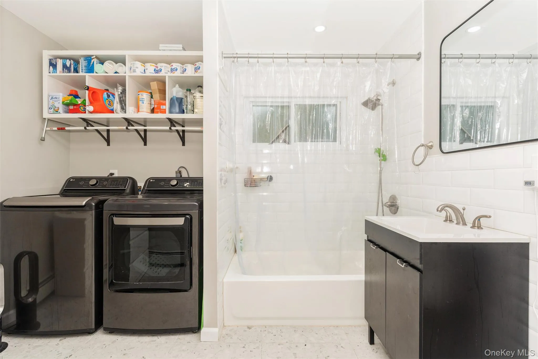 Large 6 month old 1st Floor Full Bath with Washer/Dryer Large 6 month old 1st Floor Full Bath with Washer/Dryer