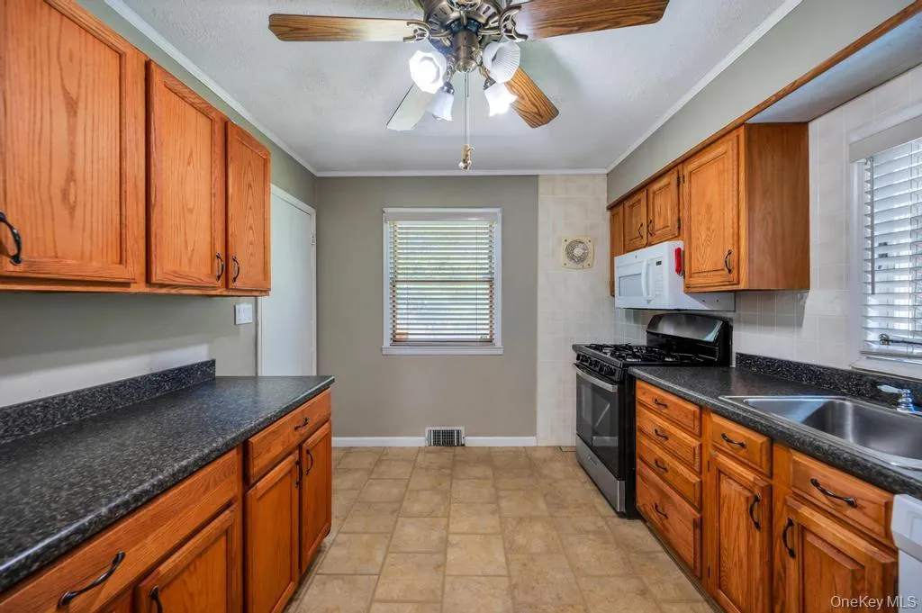 19 Oakland Avenue, Brookhaven, NY, 4 Bedrooms Bedrooms, 8 Rooms Rooms,2 BathroomsBathrooms,Residential,For Rent,Oakland,0,1001179 19 Oakland Avenue, Brookhaven, NY, 4 Bedrooms Bedrooms, 8 Rooms Rooms,2 BathroomsBathrooms,Residential,For Rent,Oakland,0,1001179