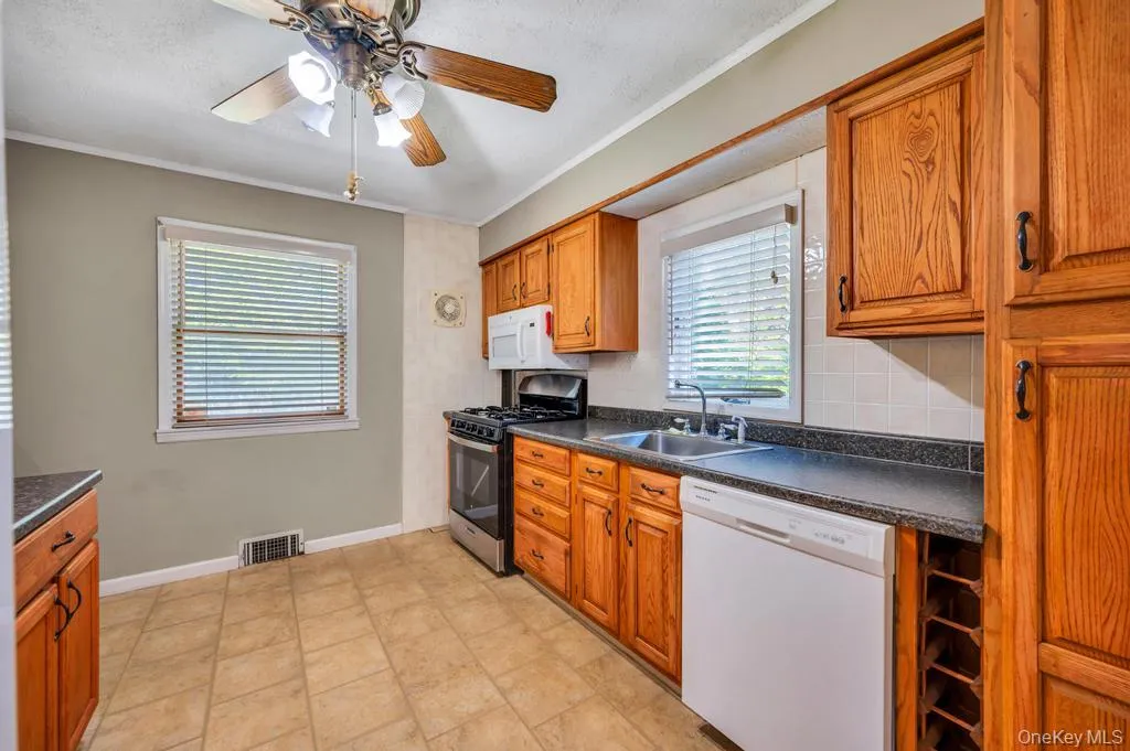 19 Oakland Avenue, Brookhaven, NY, 4 Bedrooms Bedrooms, 8 Rooms Rooms,2 BathroomsBathrooms,Residential,For Rent,Oakland,0,1001179 19 Oakland Avenue, Brookhaven, NY, 4 Bedrooms Bedrooms, 8 Rooms Rooms,2 BathroomsBathrooms,Residential,For Rent,Oakland,0,1001179
