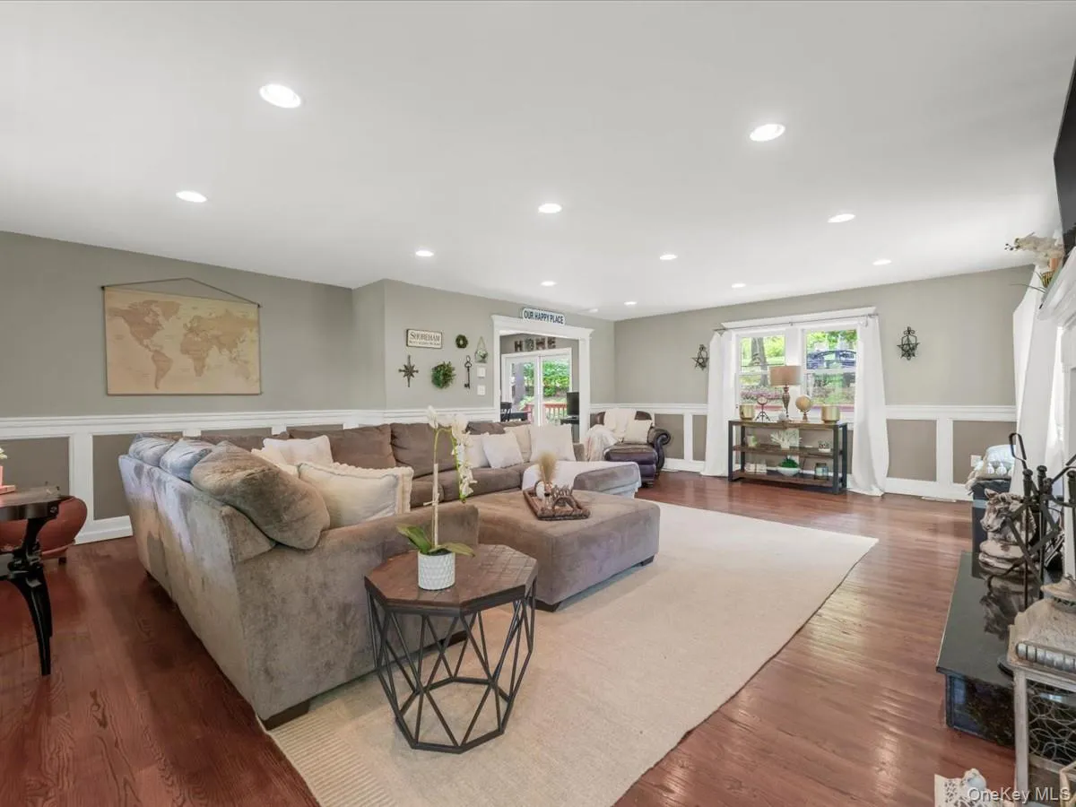 2 Seaview Ledge, Brookhaven, NY, 6 Bedrooms Bedrooms, 10 Rooms Rooms,3 BathroomsBathrooms,Residential,For Rent,Seaview Ledge,0,1001191 2 Seaview Ledge, Brookhaven, NY, 6 Bedrooms Bedrooms, 10 Rooms Rooms,3 BathroomsBathrooms,Residential,For Rent,Seaview Ledge,0,1001191