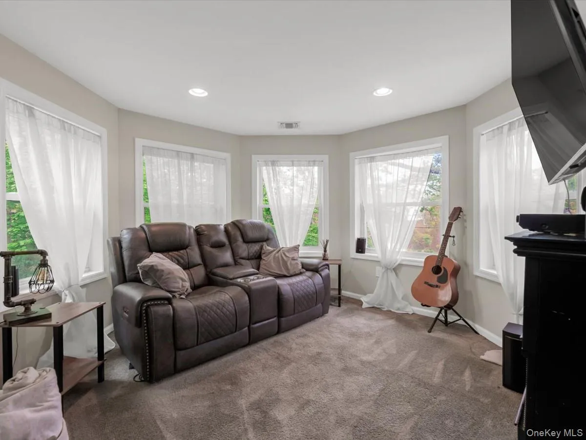 2 Seaview Ledge, Brookhaven, NY, 6 Bedrooms Bedrooms, 10 Rooms Rooms,3 BathroomsBathrooms,Residential,For Rent,Seaview Ledge,0,1001191 2 Seaview Ledge, Brookhaven, NY, 6 Bedrooms Bedrooms, 10 Rooms Rooms,3 BathroomsBathrooms,Residential,For Rent,Seaview Ledge,0,1001191