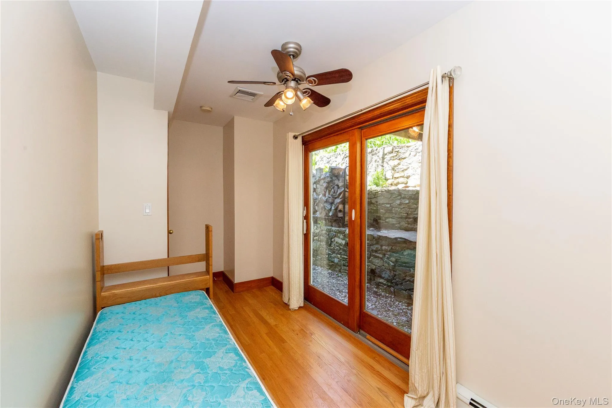 1st floor bedroom / twin bed. 1st floor bedroom / twin bed.