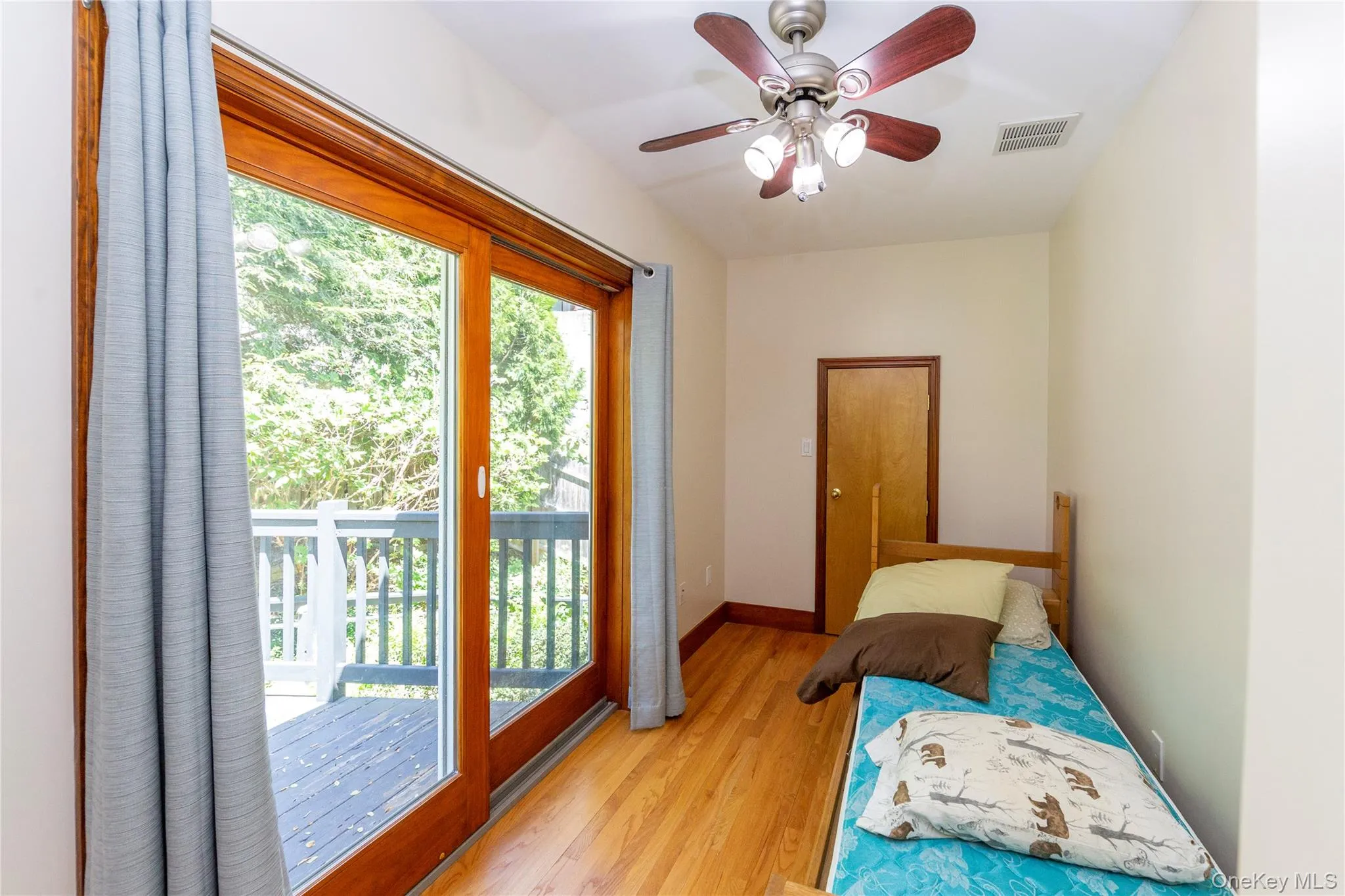 2nd floor bedroom / twin bed. 2nd floor bedroom / twin bed.