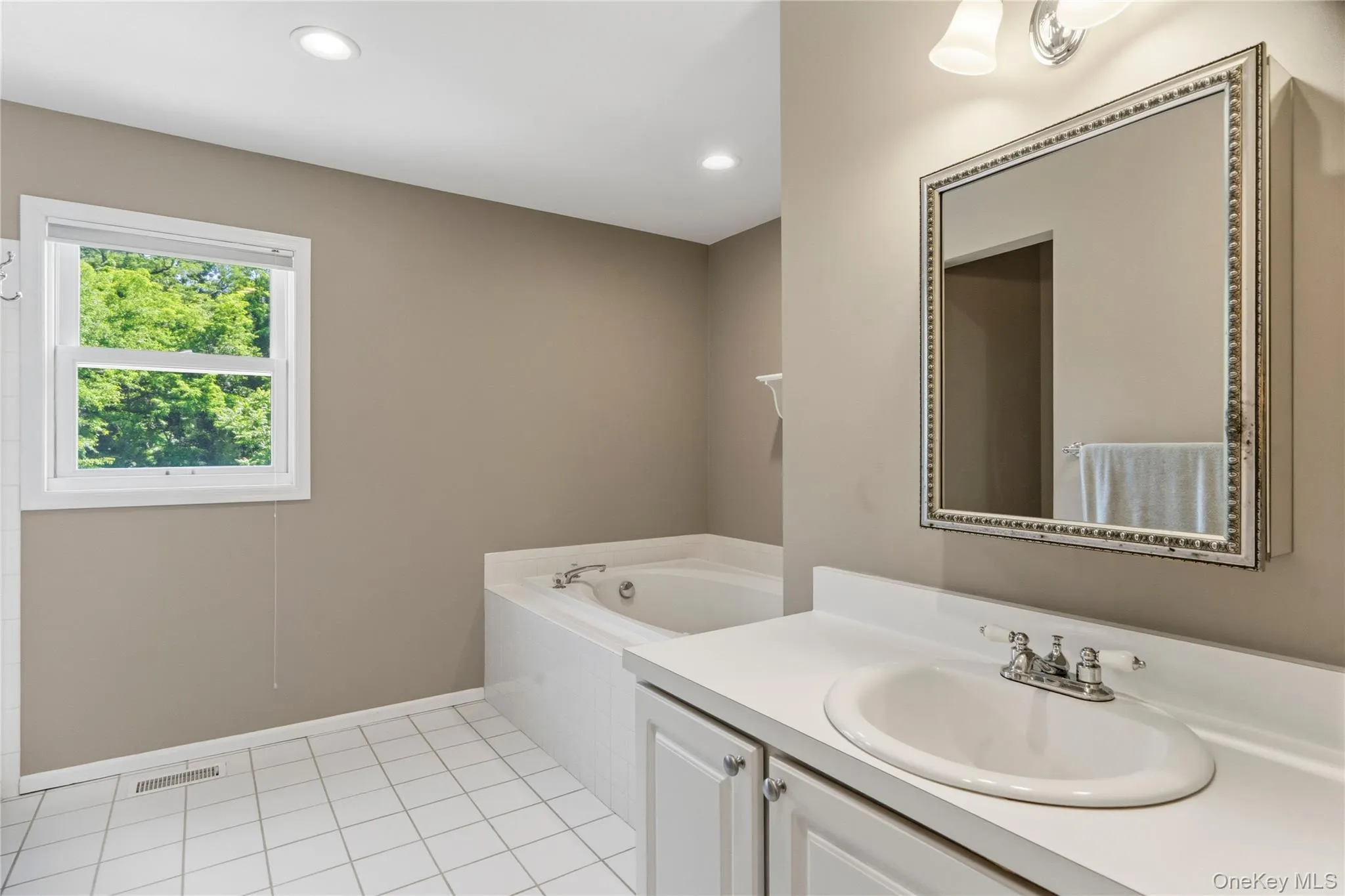 36 Sea Court Lane, Brookhaven, NY, 3 Bedrooms Bedrooms, 6 Rooms Rooms,2 BathroomsBathrooms,Residential,For Rent,Sea Court,0,1001257 36 Sea Court Lane, Brookhaven, NY, 3 Bedrooms Bedrooms, 6 Rooms Rooms,2 BathroomsBathrooms,Residential,For Rent,Sea Court,0,1001257
