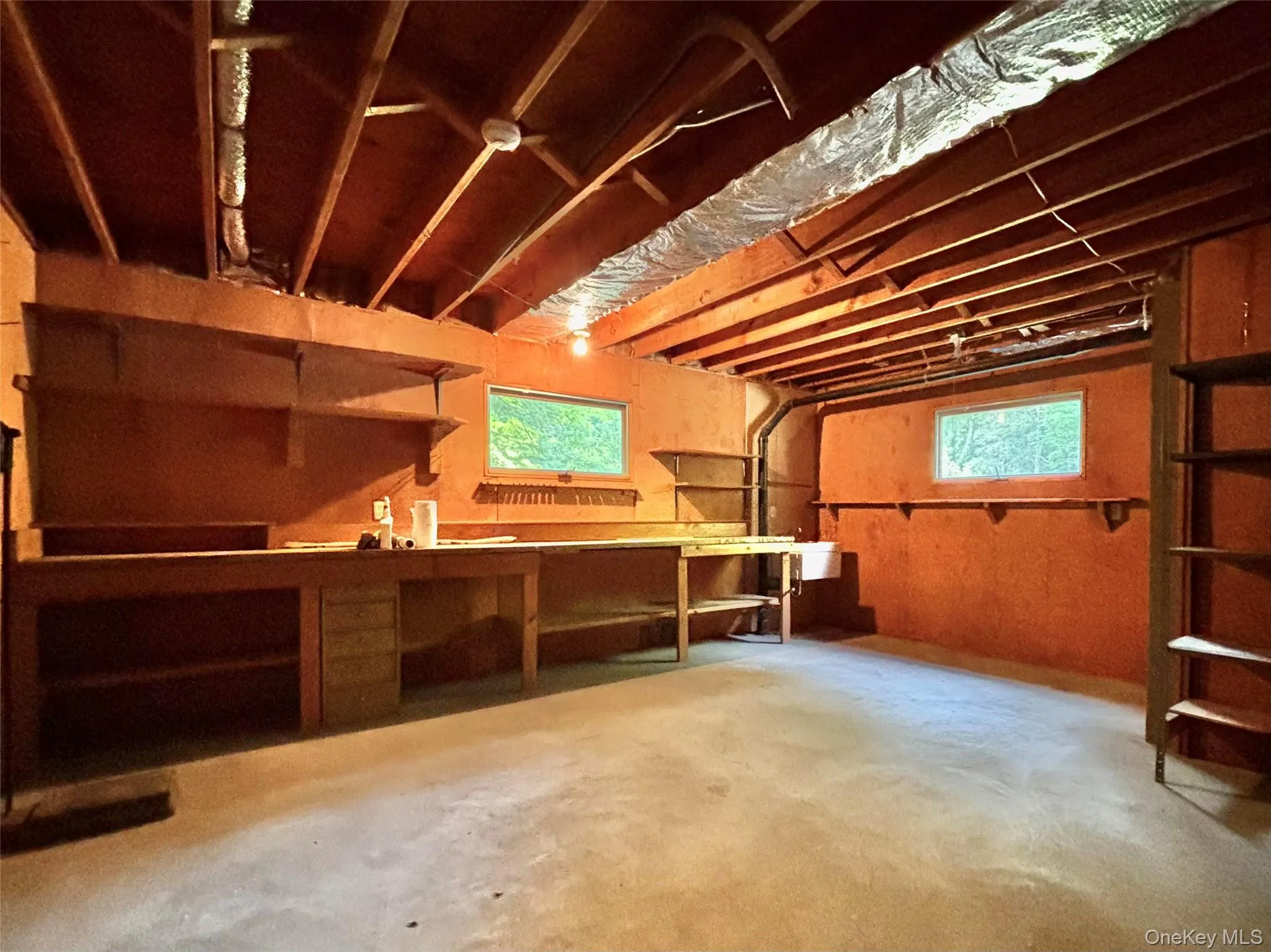 Workshop with 3 benches, big windows and slop sink Workshop with 3 benches, big windows and slop sink
