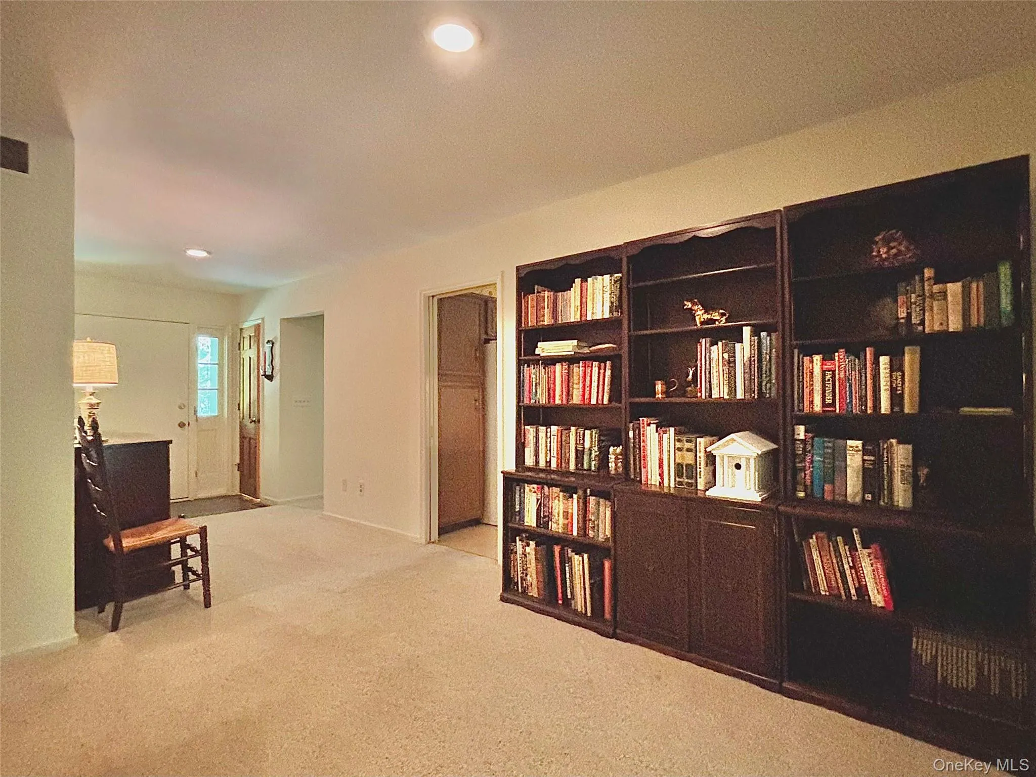 Very spacious foyer Very spacious foyer