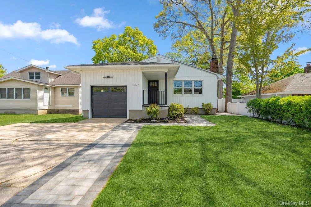 165 Livingston Avenue, Babylon, NY, 3 Bedrooms Bedrooms, 6 Rooms Rooms,2 BathroomsBathrooms,Residential Sale,For Rent,Livingston,0,1001262 165 Livingston Avenue, Babylon, NY, 3 Bedrooms Bedrooms, 6 Rooms Rooms,2 BathroomsBathrooms,Residential Sale,For Rent,Livingston,0,1001262