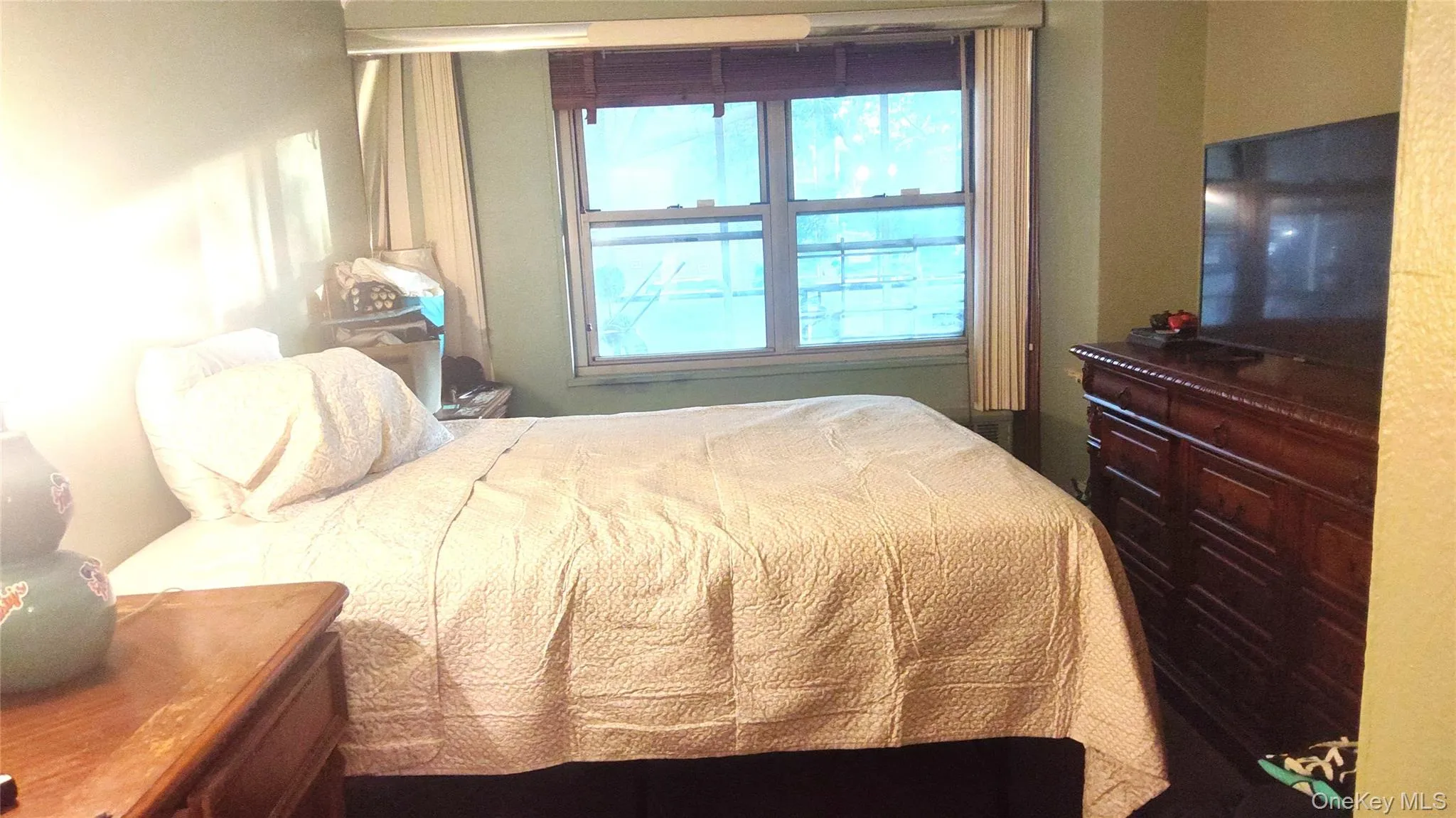Bedroom with window which opens out to the enclosed balcony area, providing protection for unwanted pests. Bedroom with window which opens out to the enclosed balcony area, providing protection for unwanted pests.