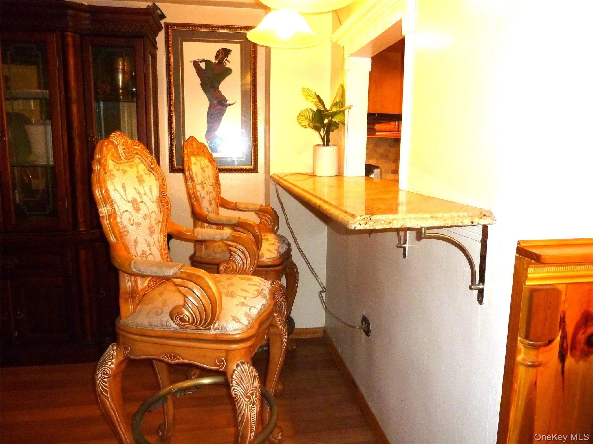 Built-in pass-through seating area provides additional seating and serving space. Built-in pass-through seating area provides additional seating and serving space.