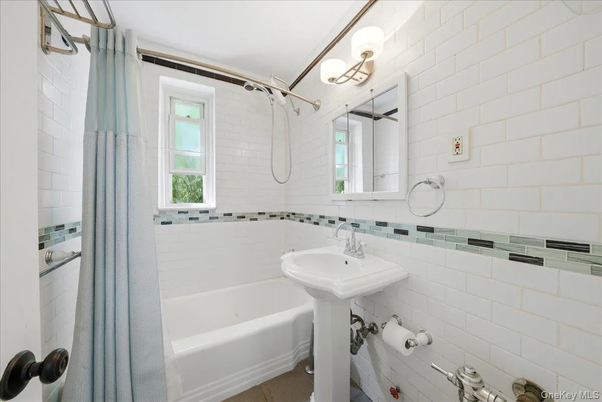 2080 Barnes Avenue Barnes Avenue, New York, NY, 2 Bedrooms Bedrooms, 5 Rooms Rooms,1 BathroomBathrooms,Residential,For Rent,Barnes,0,1001282 2080 Barnes Avenue Barnes Avenue, New York, NY, 2 Bedrooms Bedrooms, 5 Rooms Rooms,1 BathroomBathrooms,Residential,For Rent,Barnes,0,1001282