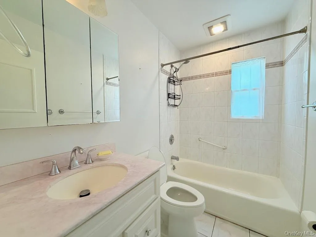 8 Gate, Oyster Bay, NY, 3 Bedrooms Bedrooms, 6 Rooms Rooms,1 BathroomBathrooms,Residential Lease,For Rent,Gate,0,1001292 8 Gate, Oyster Bay, NY, 3 Bedrooms Bedrooms, 6 Rooms Rooms,1 BathroomBathrooms,Residential Lease,For Rent,Gate,0,1001292