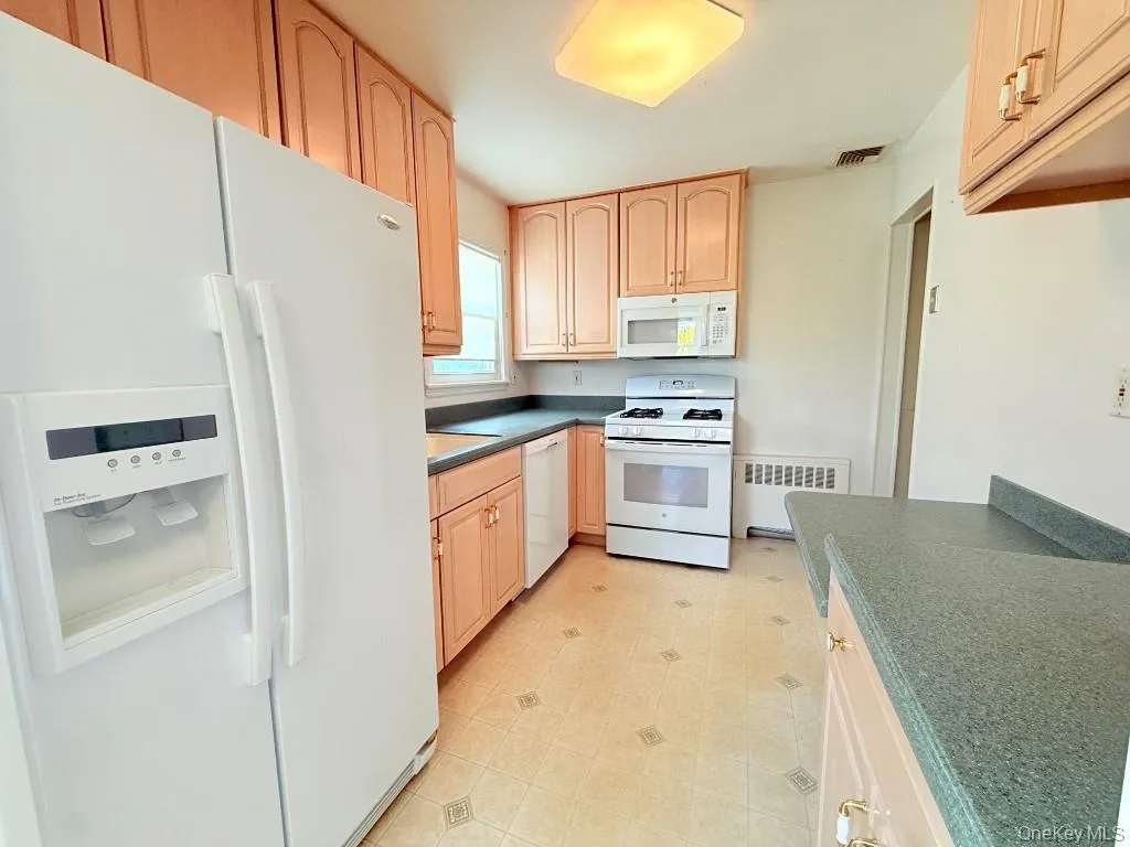 8 Gate, Oyster Bay, NY, 3 Bedrooms Bedrooms, 6 Rooms Rooms,1 BathroomBathrooms,Residential Lease,For Rent,Gate,0,1001292 8 Gate, Oyster Bay, NY, 3 Bedrooms Bedrooms, 6 Rooms Rooms,1 BathroomBathrooms,Residential Lease,For Rent,Gate,0,1001292
