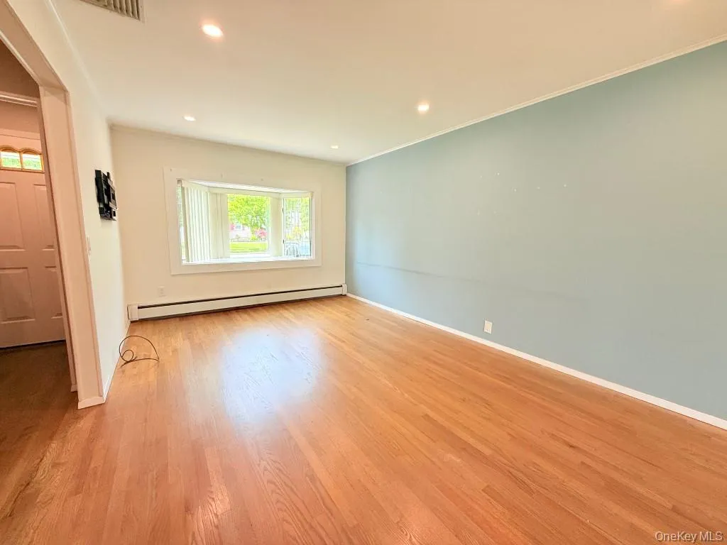 8 Gate, Oyster Bay, NY, 3 Bedrooms Bedrooms, 6 Rooms Rooms,1 BathroomBathrooms,Residential Lease,For Rent,Gate,0,1001292 8 Gate, Oyster Bay, NY, 3 Bedrooms Bedrooms, 6 Rooms Rooms,1 BathroomBathrooms,Residential Lease,For Rent,Gate,0,1001292