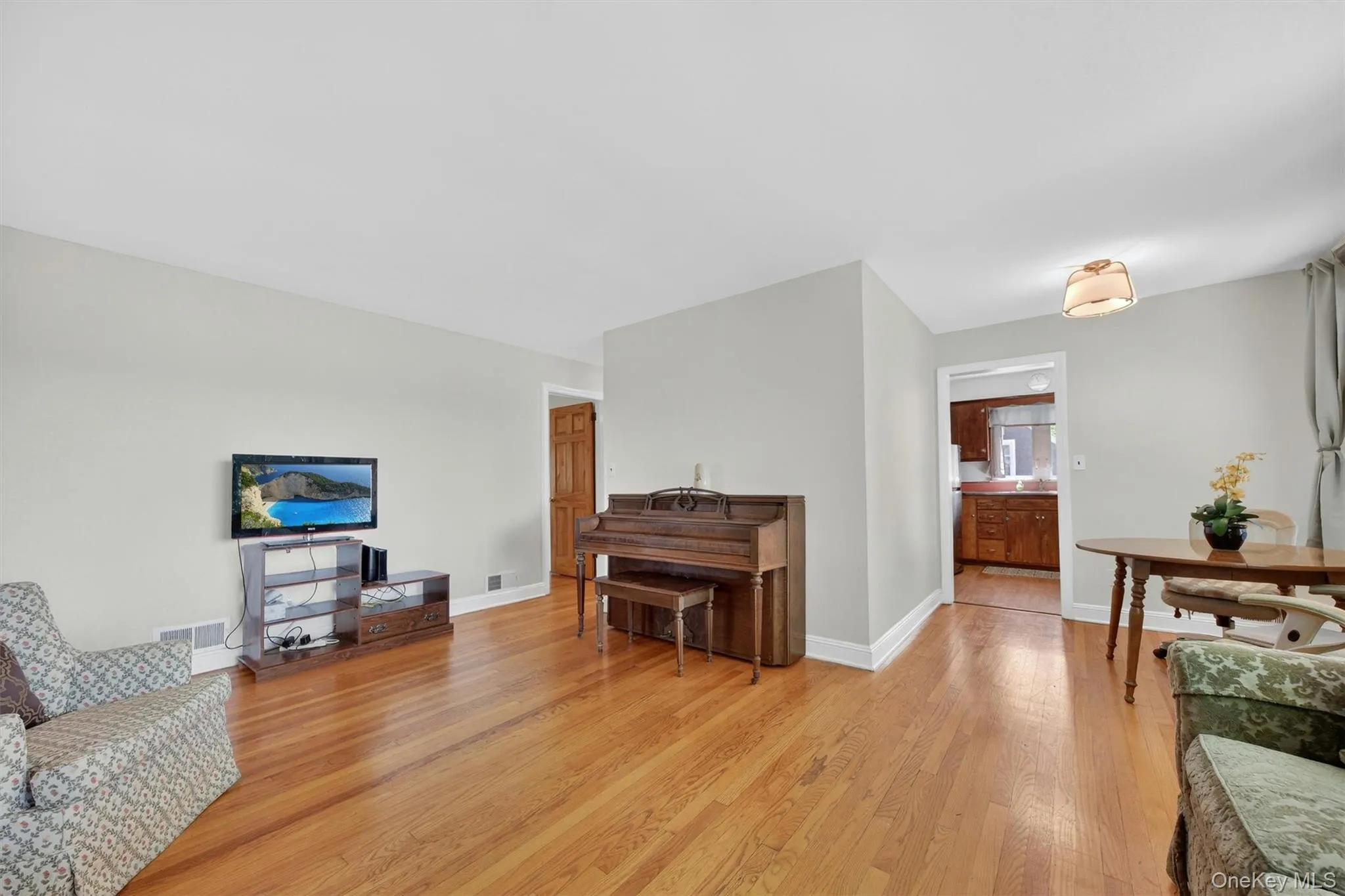 333 Oak Drive, New Windsor, NY, 2 Bedrooms Bedrooms, 4 Rooms Rooms,1 BathroomBathrooms,Residential,For Rent,Oak,0,1001297 333 Oak Drive, New Windsor, NY, 2 Bedrooms Bedrooms, 4 Rooms Rooms,1 BathroomBathrooms,Residential,For Rent,Oak,0,1001297