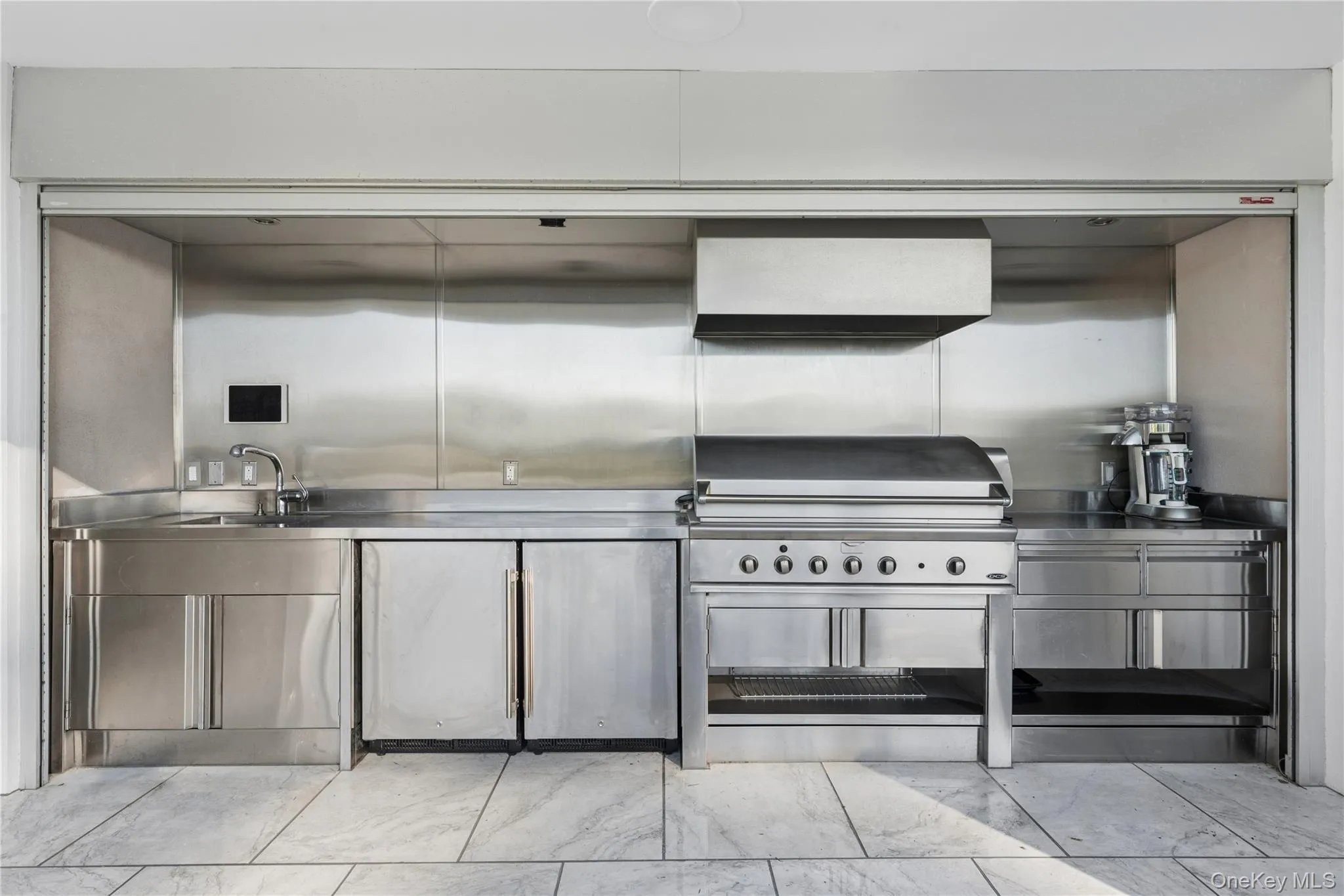 Outdoor Kitchen with Door Enclosure Outdoor Kitchen with Door Enclosure