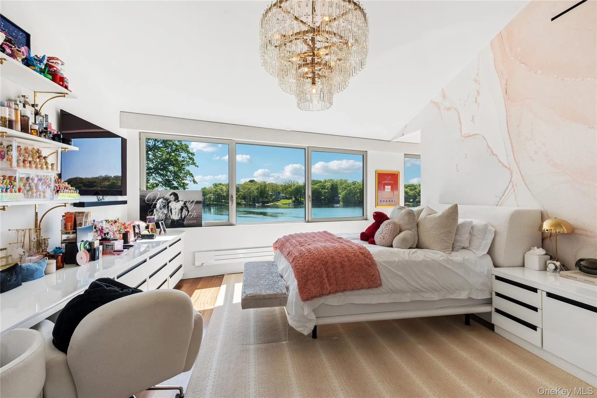 Bedroom with Private Full En Suite Bedroom with Private Full En Suite