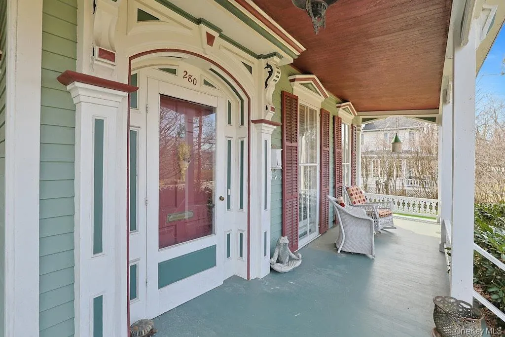 Covered front porch that wraps around to side entry Covered front porch that wraps around to side entry