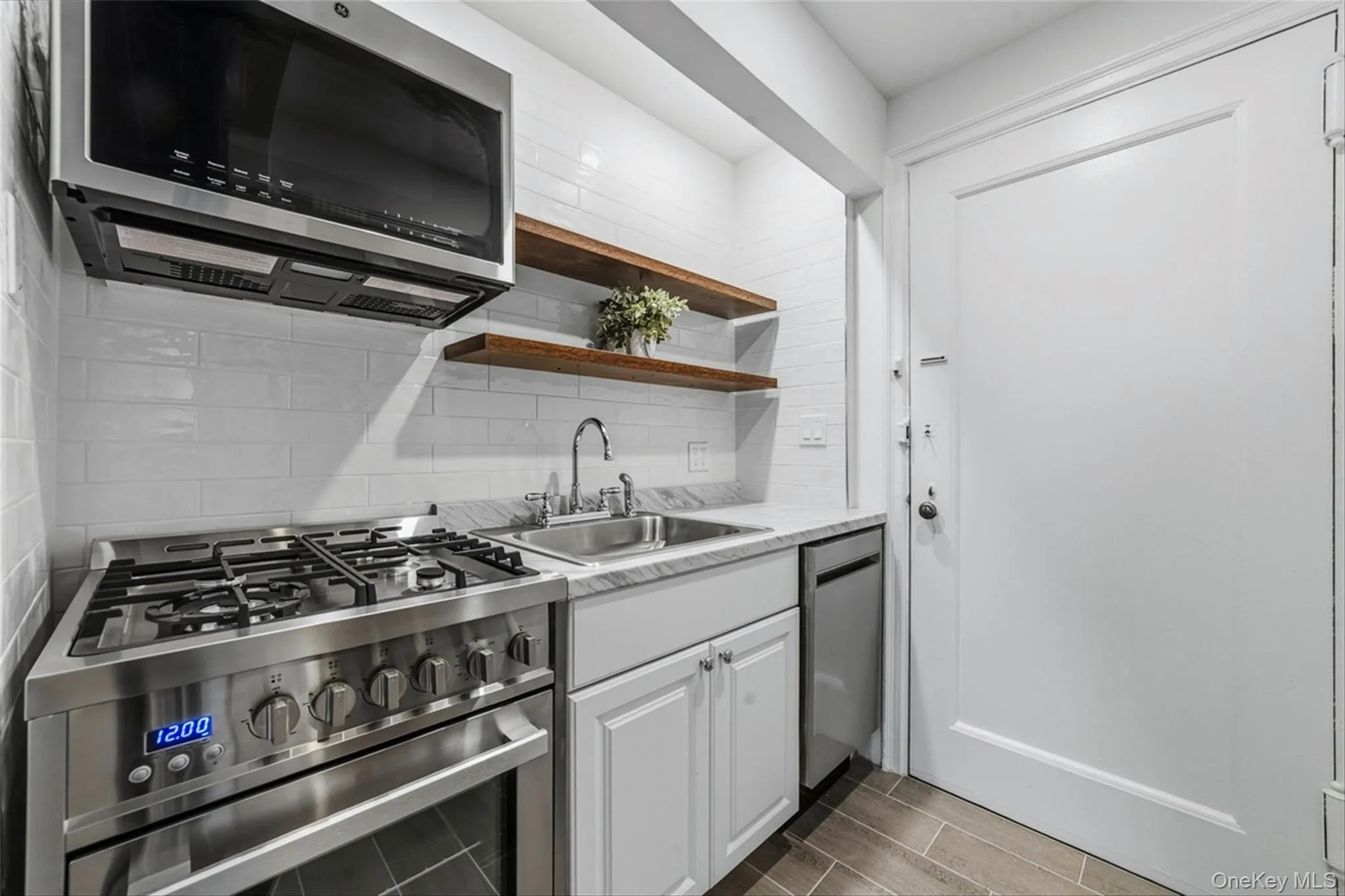 14 Chatsworth Avenue, Mamaroneck, NY, 1 Bedroom Bedrooms, 3 Rooms Rooms,1 BathroomBathrooms,Residential Lease,For Rent,Chatsworth,0,1001369 14 Chatsworth Avenue, Mamaroneck, NY, 1 Bedroom Bedrooms, 3 Rooms Rooms,1 BathroomBathrooms,Residential Lease,For Rent,Chatsworth,0,1001369