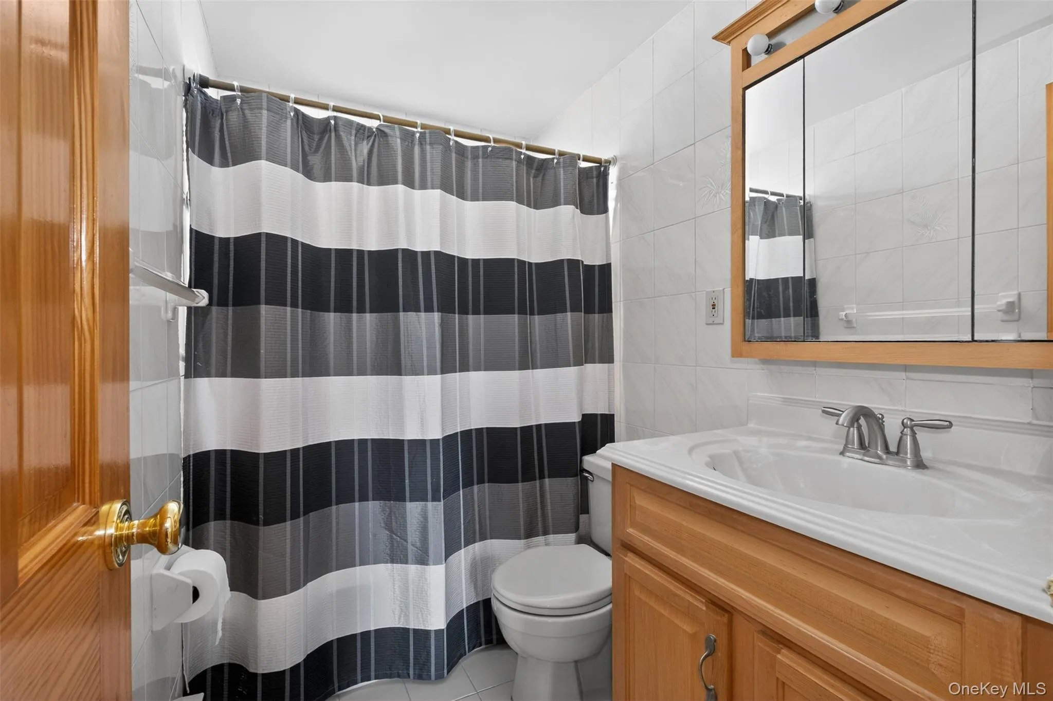 Full bath located on second floor Full bath located on second floor