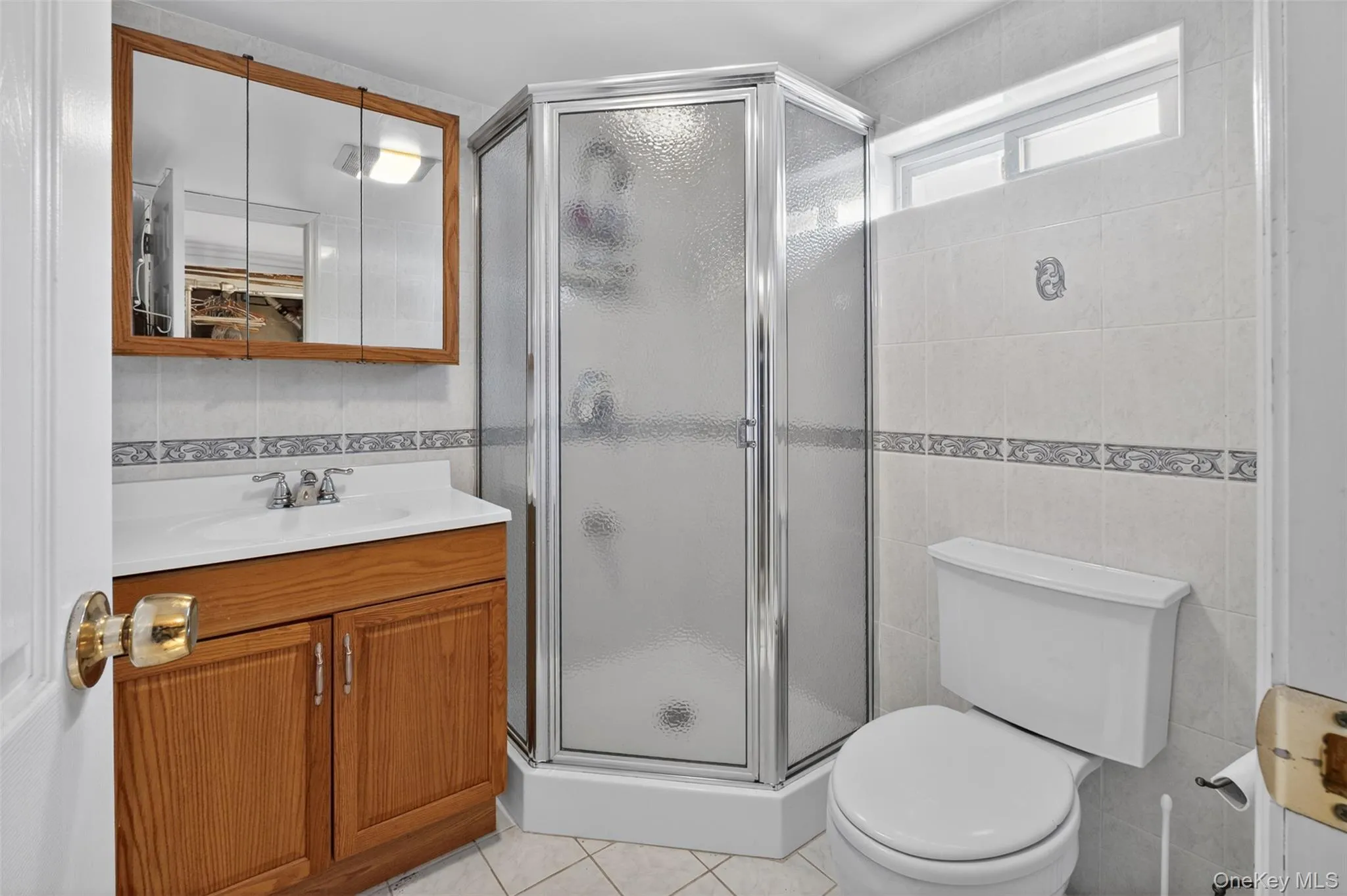 Full bath located on lower level Full bath located on lower level