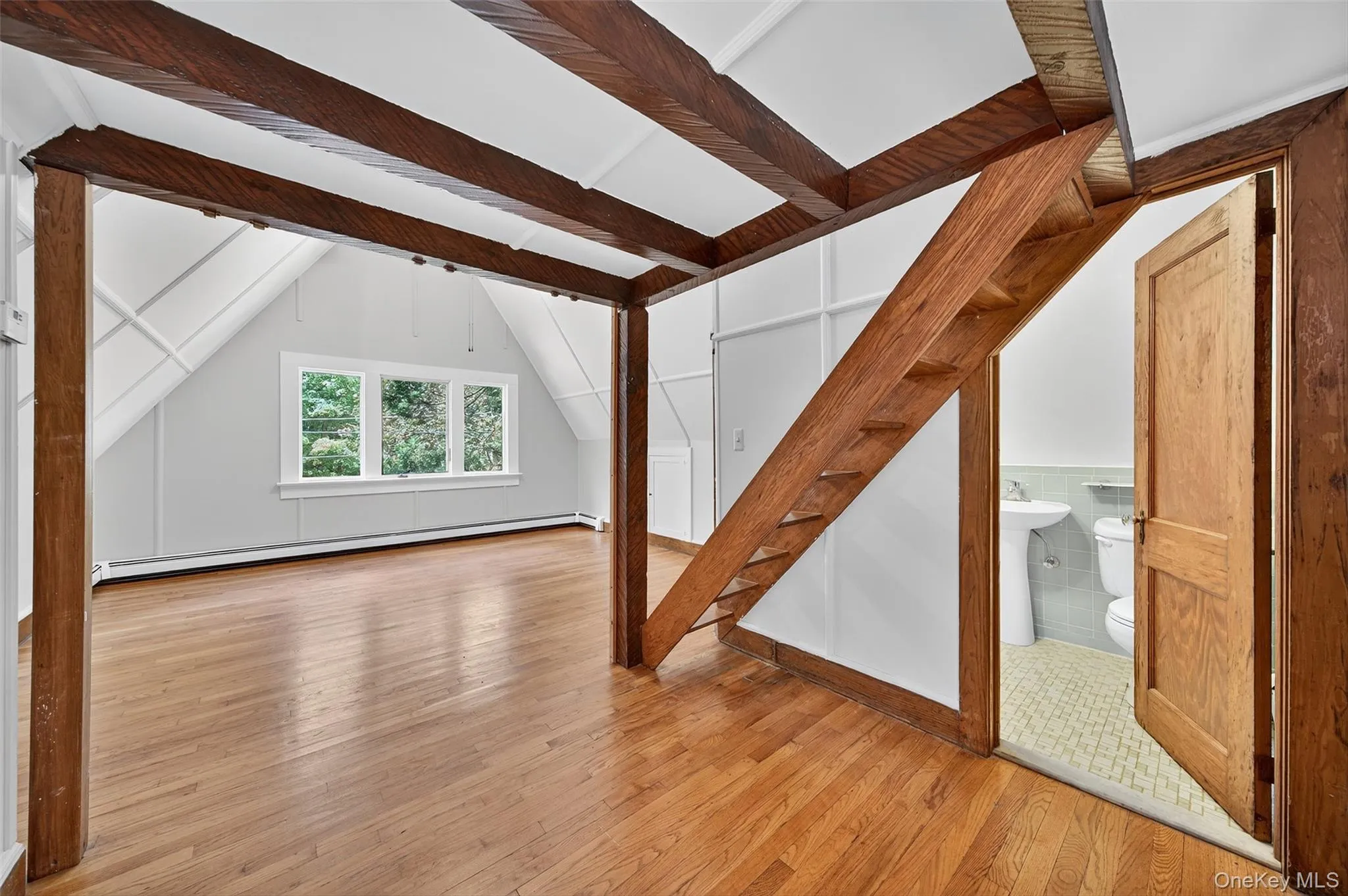 You can make this a suite with the loft for sleeping. En Suite bath. You can make this a suite with the loft for sleeping. En Suite bath.